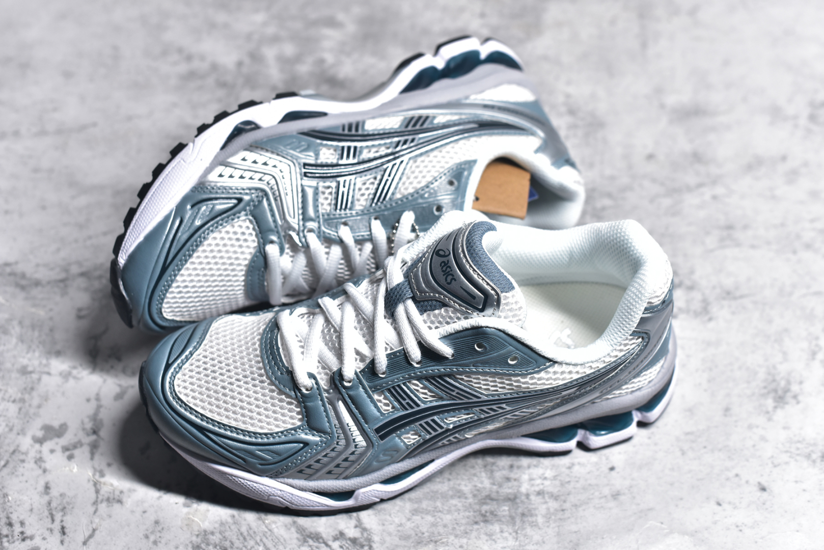 图片[7]-#ASICS GEL-KAYANO 14 亚瑟士K14系列户外复古潮流百搭织物合成革缓震休闲跑步鞋 原装纸板楦头开发 独家私模五层组合大底 原厂定制缓震硅胶加持 原盒原配 官方四联吊牌 原装Ortholite轻量化鞋垫 设计师 Hidenori Yamashita 以「Flash」一词为灵感 创造出未来感金属色鞋面 改造升级内在性能 由内而外全面革新 为 GEL-KAYANO 家族传承及经典跑鞋文化的延续 创下里程碑式作品 K14跑鞋重新诠释了复古的跑步形状 并以其 2000 年代后期的美学理念重新铺装 银色与蓝色的鞋面极为高档 网面铺陈与鞋面、鞋头多处细节位增添了透气性 鞋后跟部中底上以及多密度耐磨鞋底增加了 GEL 缓震胶 提供高抗冲击性、缓冲性、可保护脚部免受地面冲击的影响 穿着舒适性十足 尺码：35.5 36 37 37.5 38 39 39.5 40.5 41.5 42 42.5 43.5 44 45-选品中心