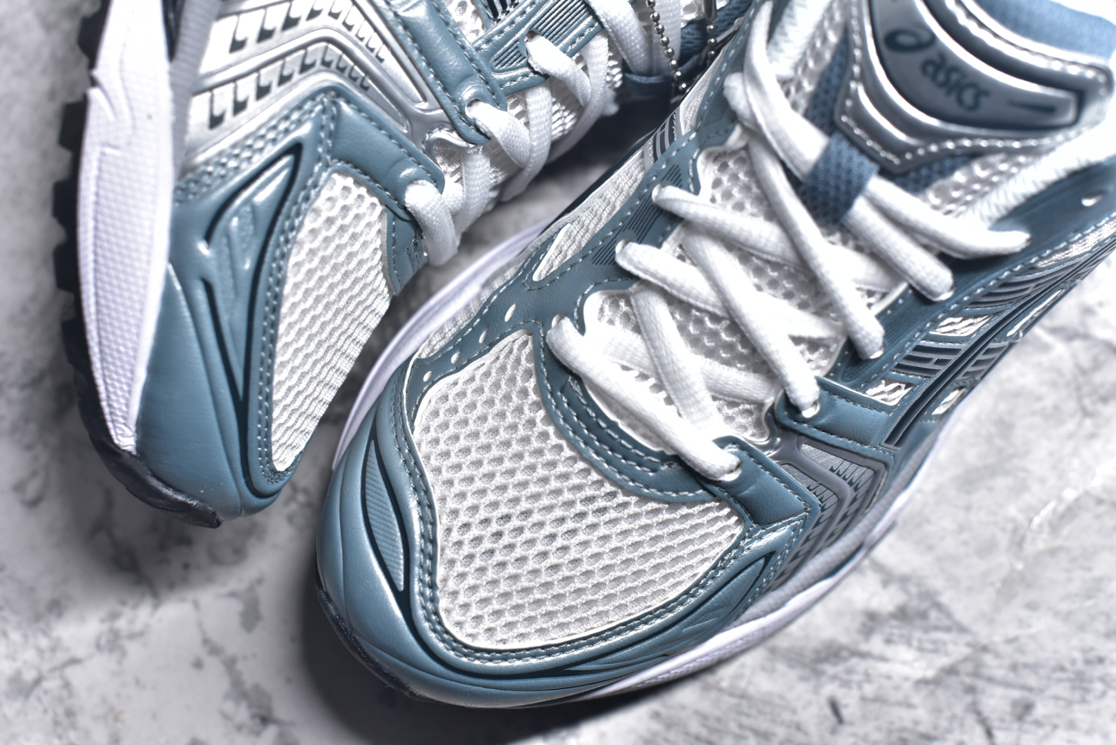 图片[8]-#ASICS GEL-KAYANO 14 亚瑟士K14系列户外复古潮流百搭织物合成革缓震休闲跑步鞋 原装纸板楦头开发 独家私模五层组合大底 原厂定制缓震硅胶加持 原盒原配 官方四联吊牌 原装Ortholite轻量化鞋垫 设计师 Hidenori Yamashita 以「Flash」一词为灵感 创造出未来感金属色鞋面 改造升级内在性能 由内而外全面革新 为 GEL-KAYANO 家族传承及经典跑鞋文化的延续 创下里程碑式作品 K14跑鞋重新诠释了复古的跑步形状 并以其 2000 年代后期的美学理念重新铺装 银色与蓝色的鞋面极为高档 网面铺陈与鞋面、鞋头多处细节位增添了透气性 鞋后跟部中底上以及多密度耐磨鞋底增加了 GEL 缓震胶 提供高抗冲击性、缓冲性、可保护脚部免受地面冲击的影响 穿着舒适性十足 尺码：35.5 36 37 37.5 38 39 39.5 40.5 41.5 42 42.5 43.5 44 45-选品中心