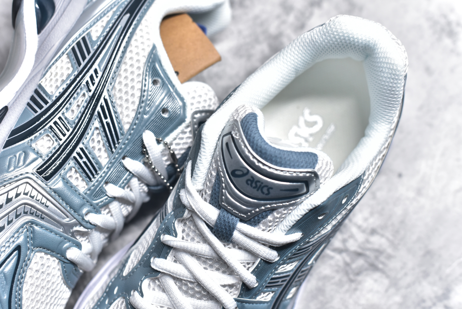 图片[9]-#ASICS GEL-KAYANO 14 亚瑟士K14系列户外复古潮流百搭织物合成革缓震休闲跑步鞋 原装纸板楦头开发 独家私模五层组合大底 原厂定制缓震硅胶加持 原盒原配 官方四联吊牌 原装Ortholite轻量化鞋垫 设计师 Hidenori Yamashita 以「Flash」一词为灵感 创造出未来感金属色鞋面 改造升级内在性能 由内而外全面革新 为 GEL-KAYANO 家族传承及经典跑鞋文化的延续 创下里程碑式作品 K14跑鞋重新诠释了复古的跑步形状 并以其 2000 年代后期的美学理念重新铺装 银色与蓝色的鞋面极为高档 网面铺陈与鞋面、鞋头多处细节位增添了透气性 鞋后跟部中底上以及多密度耐磨鞋底增加了 GEL 缓震胶 提供高抗冲击性、缓冲性、可保护脚部免受地面冲击的影响 穿着舒适性十足 尺码：35.5 36 37 37.5 38 39 39.5 40.5 41.5 42 42.5 43.5 44 45-选品中心