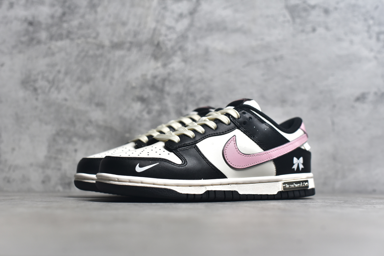 图片[2]-SB Dunk Low 蝴蝶礼结 黑白粉 低帮休闲板鞋 BP1220-009 定制鞋盒 大厂纯原品质出货 超高清洁度 皮料切割干净无任何毛边 细节完美 尺码：35.5 36 36.5 37.5 38 38.5 39 40-选品中心