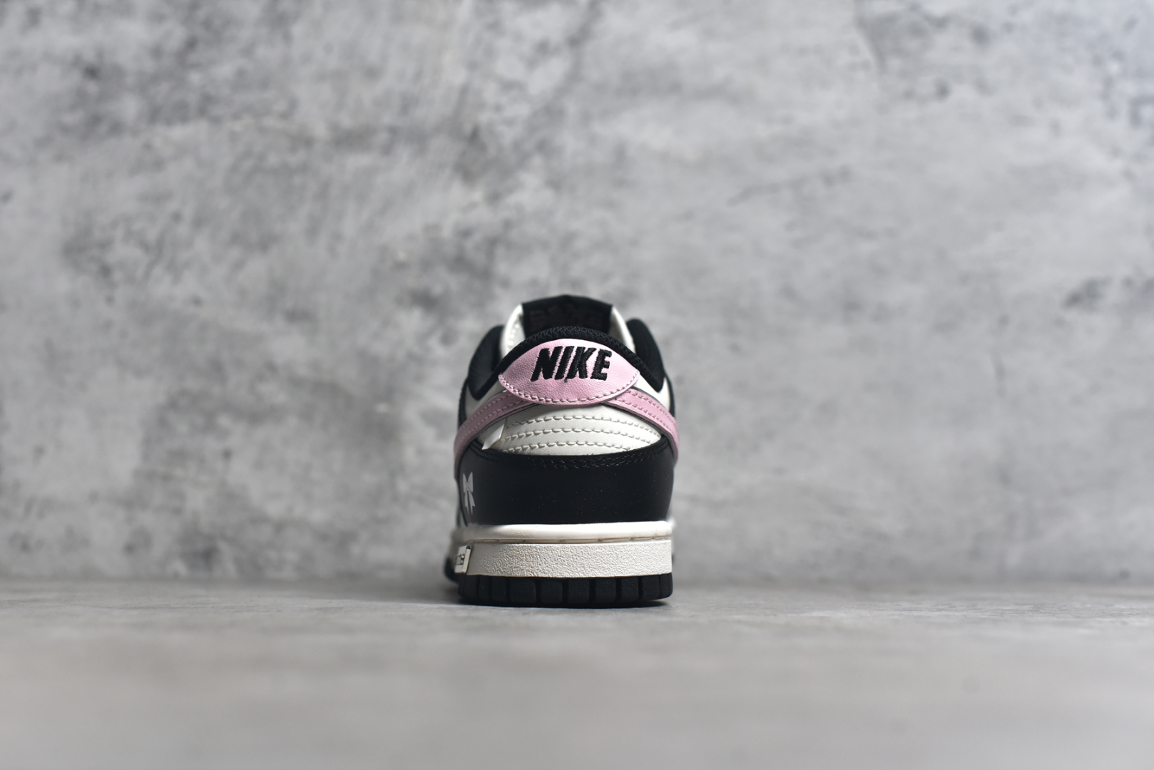 图片[5]-SB Dunk Low 蝴蝶礼结 黑白粉 低帮休闲板鞋 BP1220-009 定制鞋盒 大厂纯原品质出货 超高清洁度 皮料切割干净无任何毛边 细节完美 尺码：35.5 36 36.5 37.5 38 38.5 39 40-选品中心