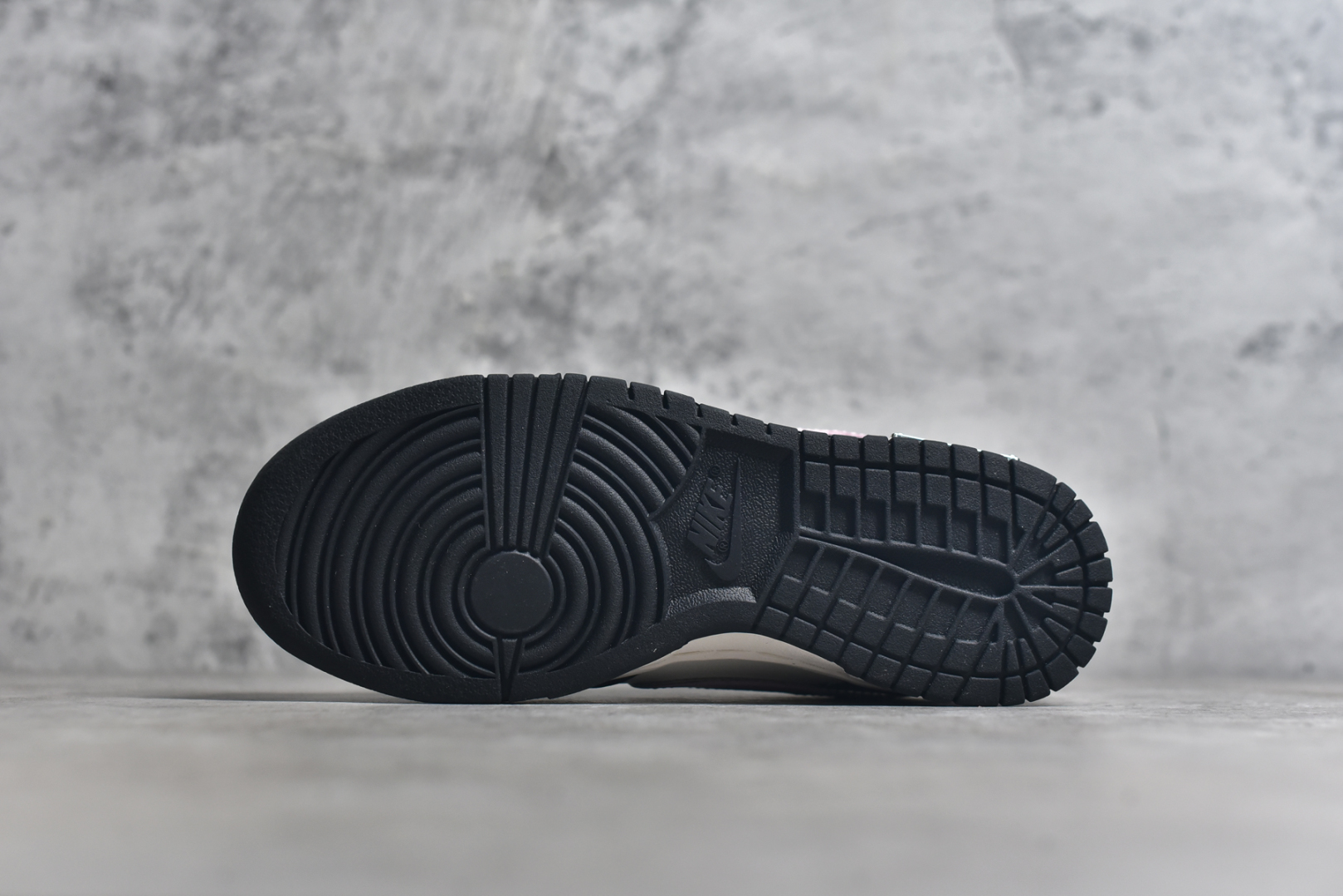 图片[6]-SB Dunk Low 蝴蝶礼结 黑白粉 低帮休闲板鞋 BP1220-009 定制鞋盒 大厂纯原品质出货 超高清洁度 皮料切割干净无任何毛边 细节完美 尺码：35.5 36 36.5 37.5 38 38.5 39 40-选品中心