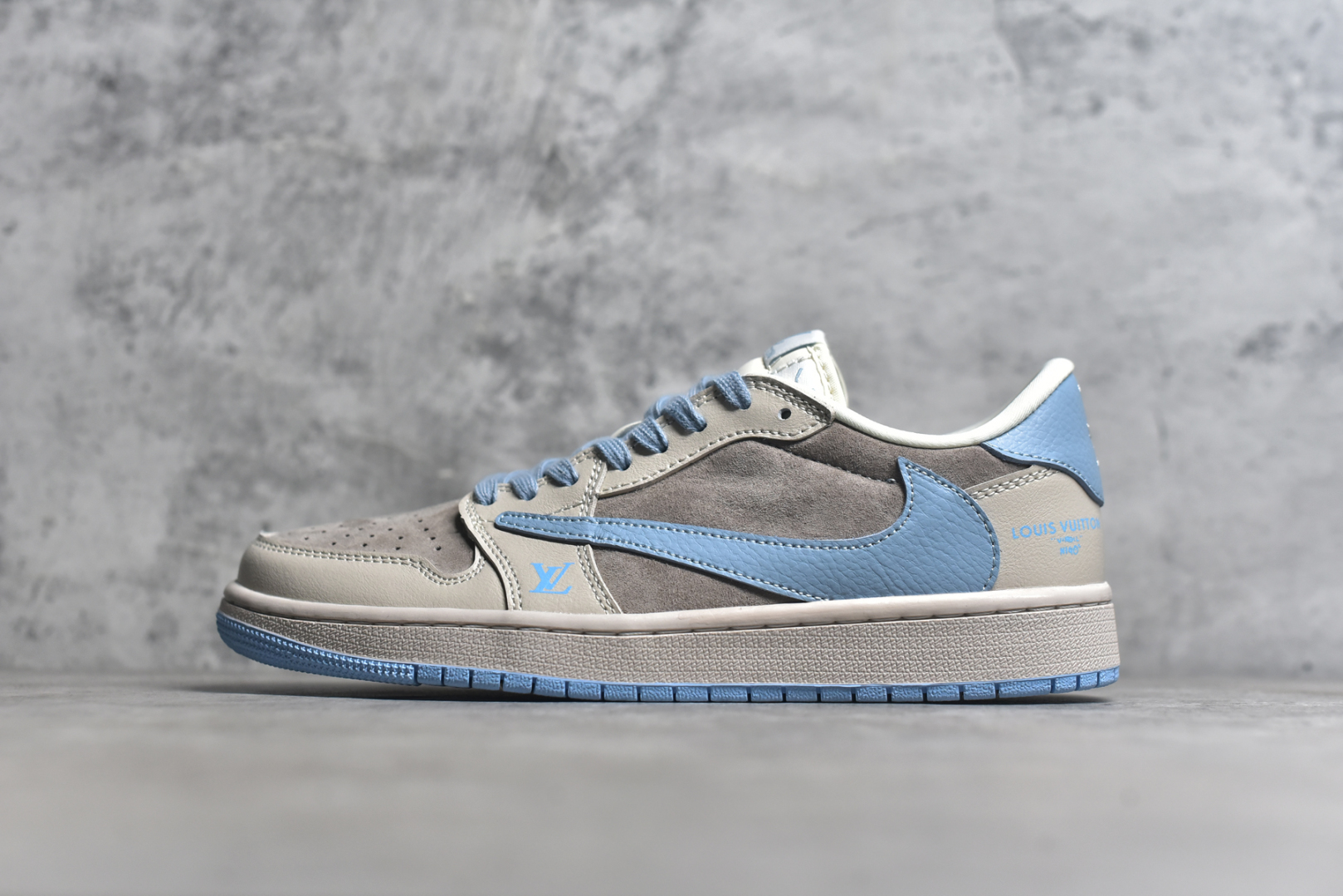 #乔丹Travis Scott x Fragment Design x Jordan Air Jordan 1 Low OG SP AJ1 乔1LV联名 蔚蓝猪八 低帮文化休闲板鞋 尺码：36 36.5 37.5 38 38.5 39 40 40.5 41 42 42.5 43 44 货号： LX1988-101-选品中心