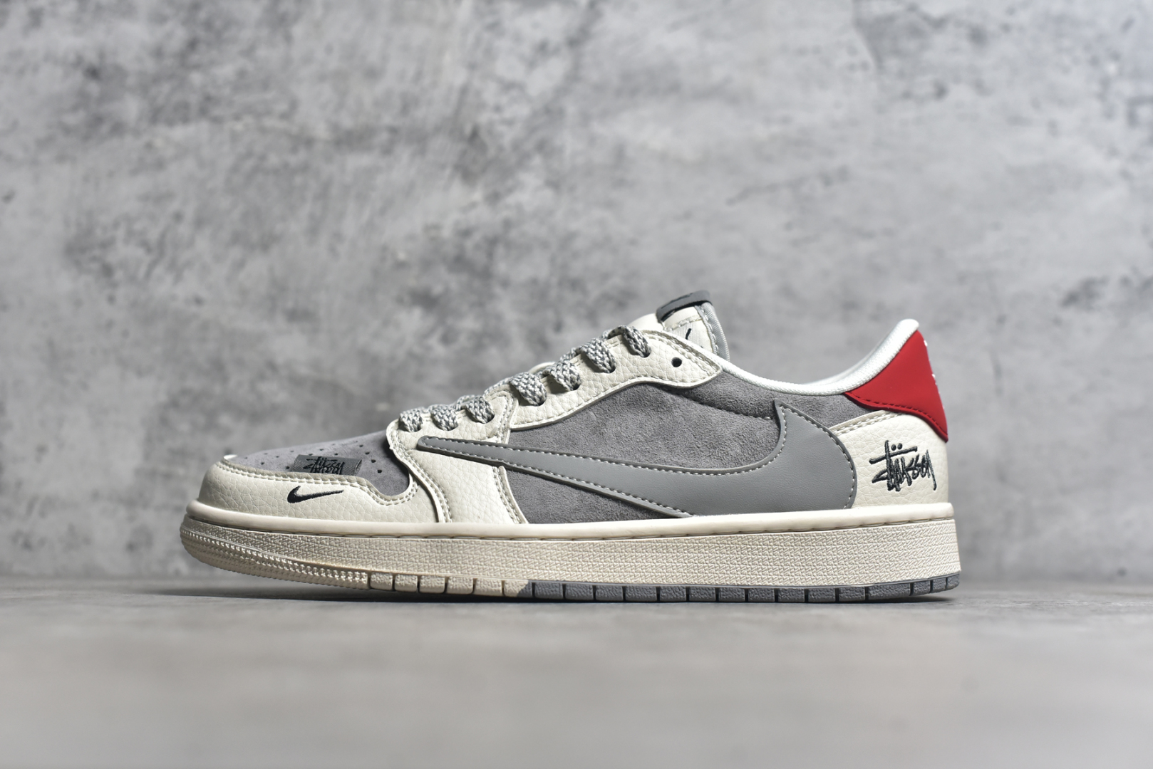 #Travis Scott x Jordan 1 Low x Stussy Air Jordan 1 Low 反转白灰小钩满天星倒钩AJ1 全鞋采用原装头层皮，用料扎实 精雕细琢 鞋型极致还原 飞翼3D打印改良 深度立体 四线中底拉帮皮料选材 钢印 背胶一应俱全 全新批次 原装原模大底全鞋原厂定制皮料 手感细腻正确折边工艺 完美细节诠释 货号：SJ2068 130 尺码：36 36.5 37.5 38 38.5 39 40 40.5 41 42 42.5 43 44 44.5 45-选品中心