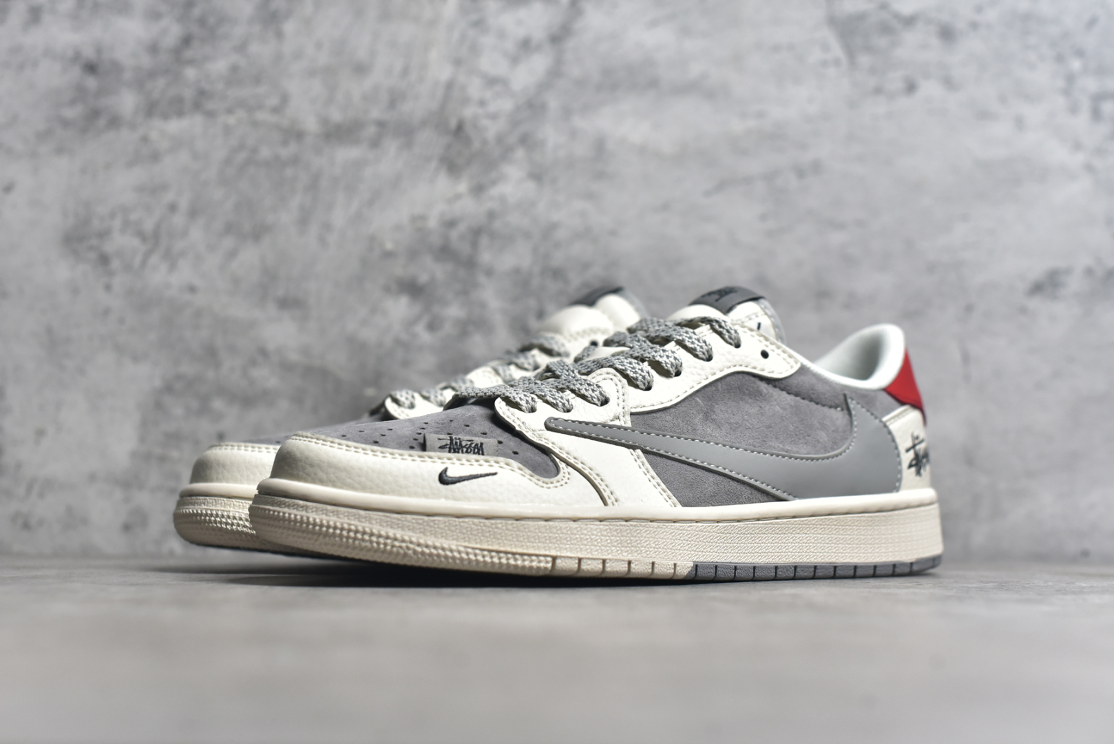 图片[2]-#Travis Scott x Jordan 1 Low x Stussy Air Jordan 1 Low 反转白灰小钩满天星倒钩AJ1 全鞋采用原装头层皮，用料扎实 精雕细琢 鞋型极致还原 飞翼3D打印改良 深度立体 四线中底拉帮皮料选材 钢印 背胶一应俱全 全新批次 原装原模大底全鞋原厂定制皮料 手感细腻正确折边工艺 完美细节诠释 货号：SJ2068 130 尺码：36 36.5 37.5 38 38.5 39 40 40.5 41 42 42.5 43 44 44.5 45-选品中心