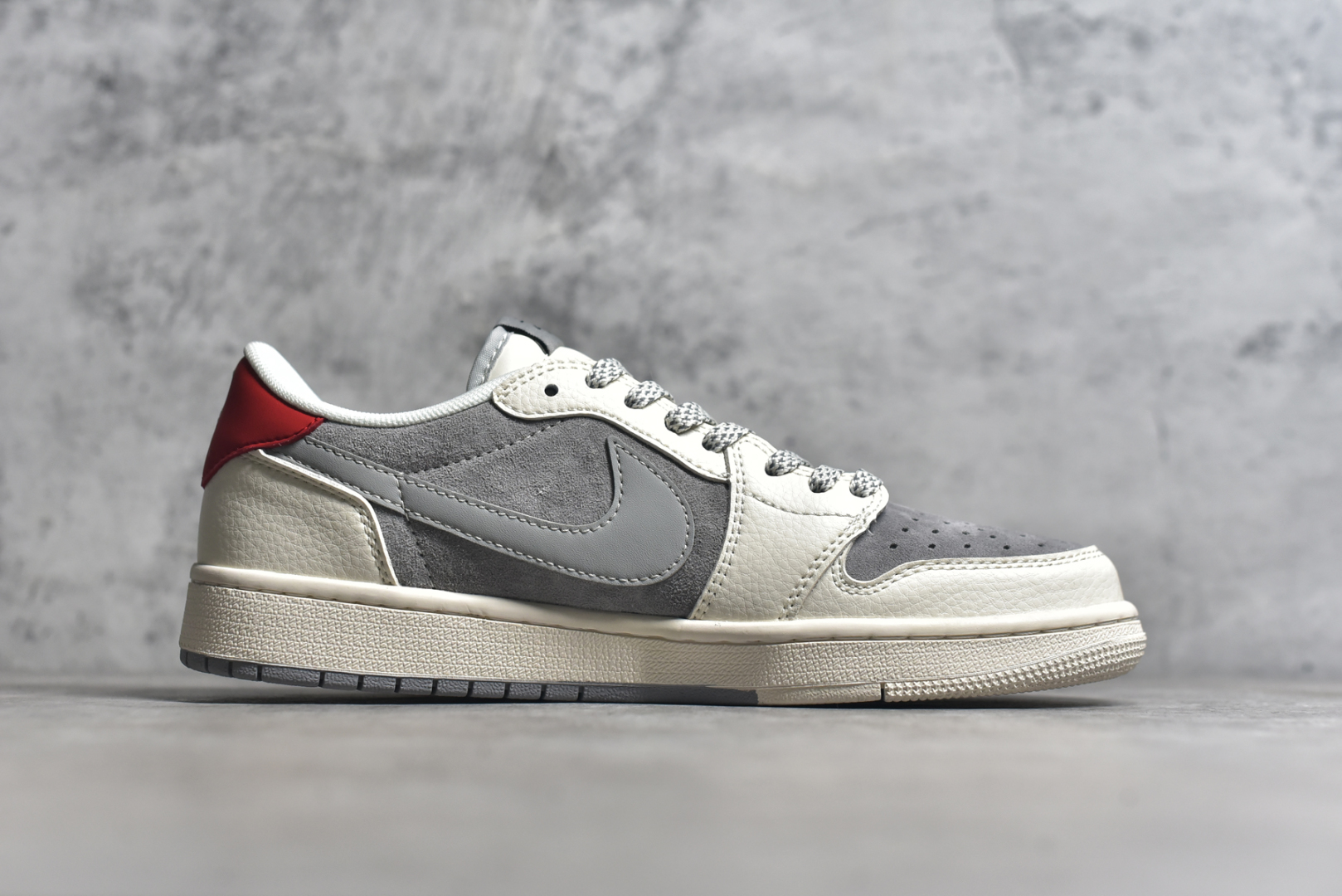 图片[3]-#Travis Scott x Jordan 1 Low x Stussy Air Jordan 1 Low 反转白灰小钩满天星倒钩AJ1 全鞋采用原装头层皮，用料扎实 精雕细琢 鞋型极致还原 飞翼3D打印改良 深度立体 四线中底拉帮皮料选材 钢印 背胶一应俱全 全新批次 原装原模大底全鞋原厂定制皮料 手感细腻正确折边工艺 完美细节诠释 货号：SJ2068 130 尺码：36 36.5 37.5 38 38.5 39 40 40.5 41 42 42.5 43 44 44.5 45-选品中心