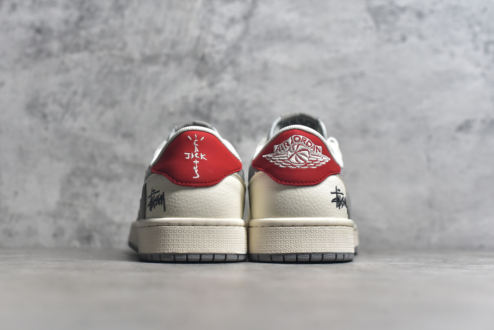 图片[5]-#Travis Scott x Jordan 1 Low x Stussy Air Jordan 1 Low 反转白灰小钩满天星倒钩AJ1 全鞋采用原装头层皮，用料扎实 精雕细琢 鞋型极致还原 飞翼3D打印改良 深度立体 四线中底拉帮皮料选材 钢印 背胶一应俱全 全新批次 原装原模大底全鞋原厂定制皮料 手感细腻正确折边工艺 完美细节诠释 货号：SJ2068 130 尺码：36 36.5 37.5 38 38.5 39 40 40.5 41 42 42.5 43 44 44.5 45-选品中心