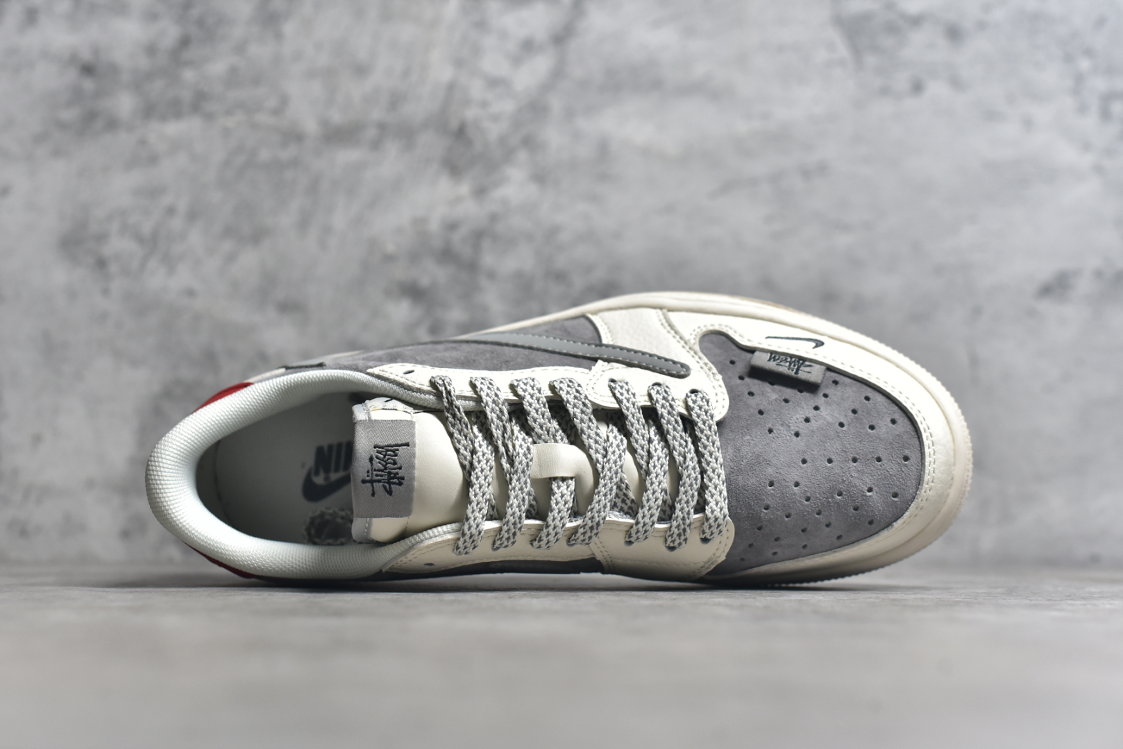 图片[4]-#Travis Scott x Jordan 1 Low x Stussy Air Jordan 1 Low 反转白灰小钩满天星倒钩AJ1 全鞋采用原装头层皮，用料扎实 精雕细琢 鞋型极致还原 飞翼3D打印改良 深度立体 四线中底拉帮皮料选材 钢印 背胶一应俱全 全新批次 原装原模大底全鞋原厂定制皮料 手感细腻正确折边工艺 完美细节诠释 货号：SJ2068 130 尺码：36 36.5 37.5 38 38.5 39 40 40.5 41 42 42.5 43 44 44.5 45-选品中心