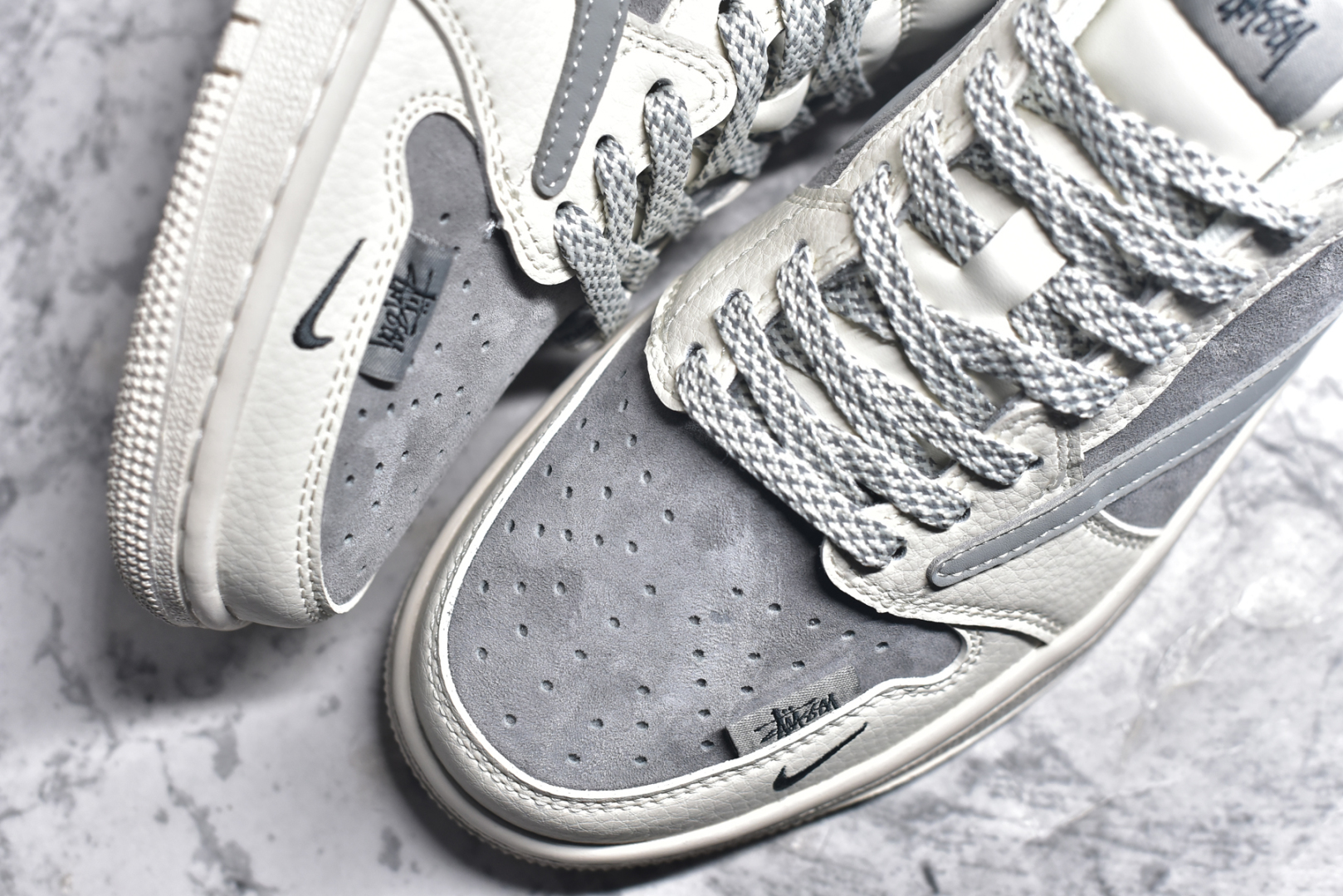 图片[8]-#Travis Scott x Jordan 1 Low x Stussy Air Jordan 1 Low 反转白灰小钩满天星倒钩AJ1 全鞋采用原装头层皮，用料扎实 精雕细琢 鞋型极致还原 飞翼3D打印改良 深度立体 四线中底拉帮皮料选材 钢印 背胶一应俱全 全新批次 原装原模大底全鞋原厂定制皮料 手感细腻正确折边工艺 完美细节诠释 货号：SJ2068 130 尺码：36 36.5 37.5 38 38.5 39 40 40.5 41 42 42.5 43 44 44.5 45-选品中心