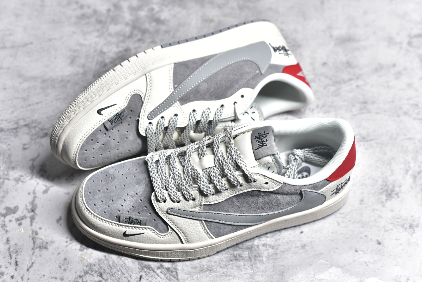 图片[7]-#Travis Scott x Jordan 1 Low x Stussy Air Jordan 1 Low 反转白灰小钩满天星倒钩AJ1 全鞋采用原装头层皮，用料扎实 精雕细琢 鞋型极致还原 飞翼3D打印改良 深度立体 四线中底拉帮皮料选材 钢印 背胶一应俱全 全新批次 原装原模大底全鞋原厂定制皮料 手感细腻正确折边工艺 完美细节诠释 货号：SJ2068 130 尺码：36 36.5 37.5 38 38.5 39 40 40.5 41 42 42.5 43 44 44.5 45-选品中心