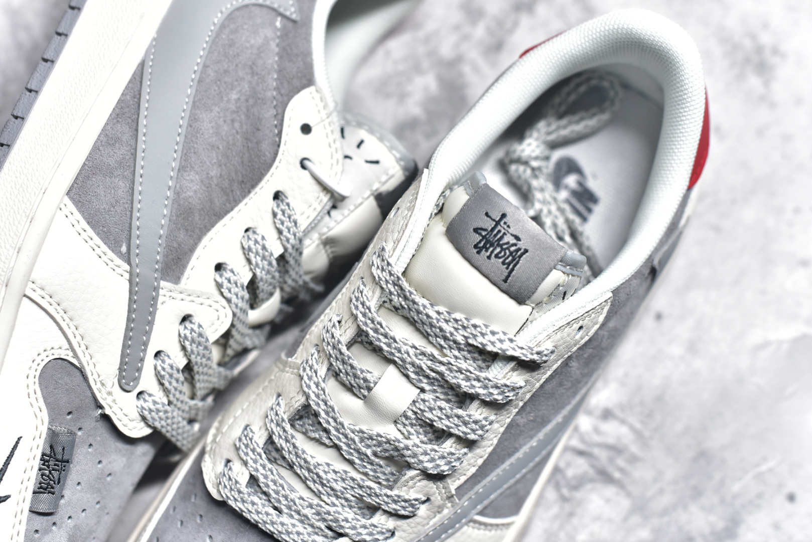 图片[9]-#Travis Scott x Jordan 1 Low x Stussy Air Jordan 1 Low 反转白灰小钩满天星倒钩AJ1 全鞋采用原装头层皮，用料扎实 精雕细琢 鞋型极致还原 飞翼3D打印改良 深度立体 四线中底拉帮皮料选材 钢印 背胶一应俱全 全新批次 原装原模大底全鞋原厂定制皮料 手感细腻正确折边工艺 完美细节诠释 货号：SJ2068 130 尺码：36 36.5 37.5 38 38.5 39 40 40.5 41 42 42.5 43 44 44.5 45-选品中心