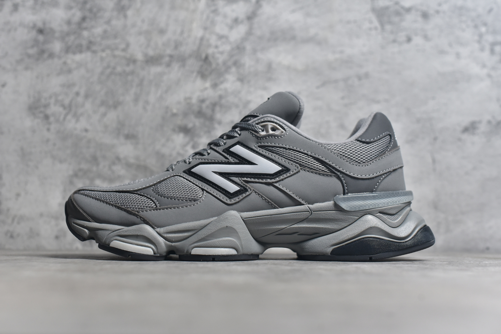 #Joe Freshgoods x New Balance NB9060 联名款 复古休闲运动慢跑鞋  #鞋款灵感源自设计师本人对夏日的怀日回忆。鞋面大身由空间双格及磨砂鞋面拼接而生，配以柔和、温暖的粉橘色调，夏日氛围拉满  #采用大面积网眼以及麂皮材质覆盖鞋身，还原经典气质。搭载ABZORB避震科技，由泡沫聚酯制成，上脚可以有效减少由鞋底反弹对身体及双腿的冲击力 货号： U9060ZGB  尺码：36 37 37.5 38 38.5 39 40 40.5 41 42 42.5 43 44 44.5 45 46.5-选品中心