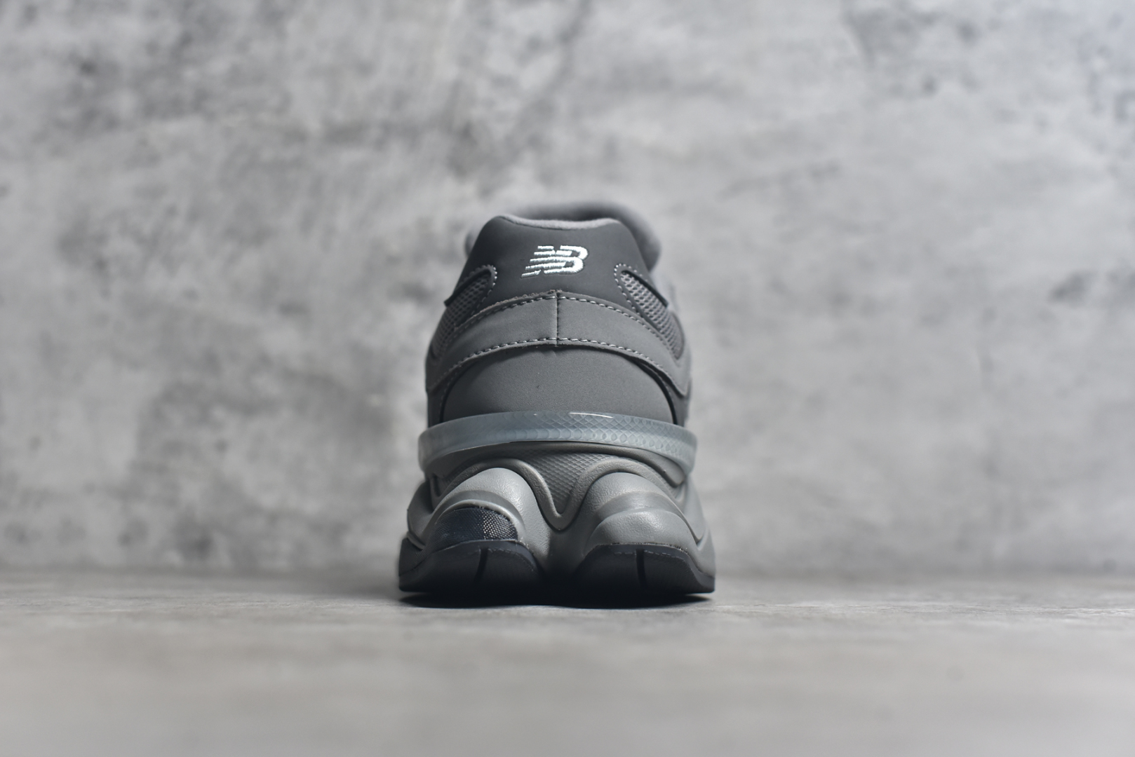 图片[5]-#Joe Freshgoods x New Balance NB9060 联名款 复古休闲运动慢跑鞋  #鞋款灵感源自设计师本人对夏日的怀日回忆。鞋面大身由空间双格及磨砂鞋面拼接而生，配以柔和、温暖的粉橘色调，夏日氛围拉满  #采用大面积网眼以及麂皮材质覆盖鞋身，还原经典气质。搭载ABZORB避震科技，由泡沫聚酯制成，上脚可以有效减少由鞋底反弹对身体及双腿的冲击力 货号： U9060ZGB  尺码：36 37 37.5 38 38.5 39 40 40.5 41 42 42.5 43 44 44.5 45 46.5-选品中心