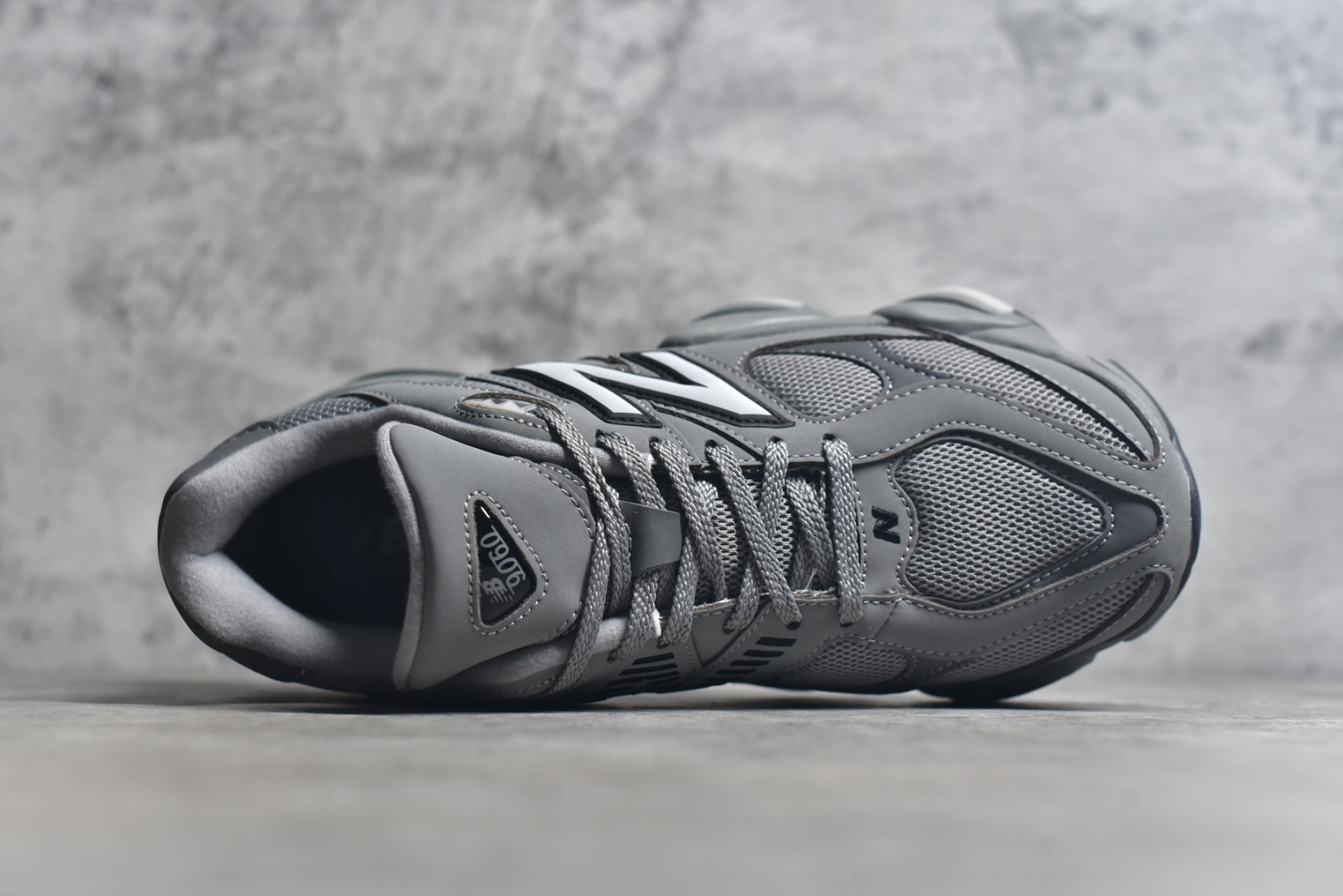 图片[4]-#Joe Freshgoods x New Balance NB9060 联名款 复古休闲运动慢跑鞋  #鞋款灵感源自设计师本人对夏日的怀日回忆。鞋面大身由空间双格及磨砂鞋面拼接而生，配以柔和、温暖的粉橘色调，夏日氛围拉满  #采用大面积网眼以及麂皮材质覆盖鞋身，还原经典气质。搭载ABZORB避震科技，由泡沫聚酯制成，上脚可以有效减少由鞋底反弹对身体及双腿的冲击力 货号： U9060ZGB  尺码：36 37 37.5 38 38.5 39 40 40.5 41 42 42.5 43 44 44.5 45 46.5-选品中心