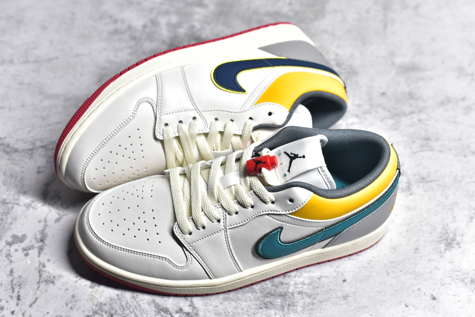 图片[7]-#Air Jordan 1 Low AJ1 白蓝黄 低帮 头层皮打造 原鞋原档案开发 原厂皮料 原档冲孔鞋头 原厂织唛标 鞋舌高弹海绵填充 货号：HV4511 133 尺码： 36 36.5 37.5 38 38.5 39 40 40.5 41 42 42.5 43 44 45 46-选品中心