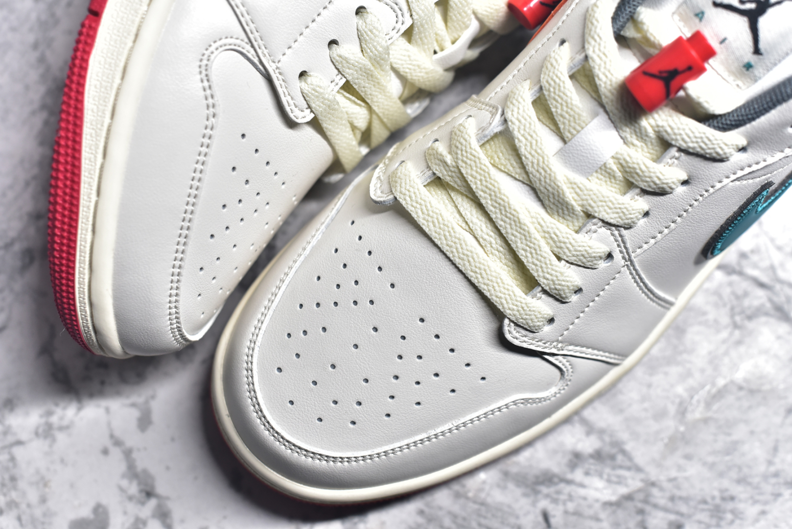 图片[8]-#Air Jordan 1 Low AJ1 白蓝黄 低帮 头层皮打造 原鞋原档案开发 原厂皮料 原档冲孔鞋头 原厂织唛标 鞋舌高弹海绵填充 货号：HV4511 133 尺码： 36 36.5 37.5 38 38.5 39 40 40.5 41 42 42.5 43 44 45 46-选品中心
