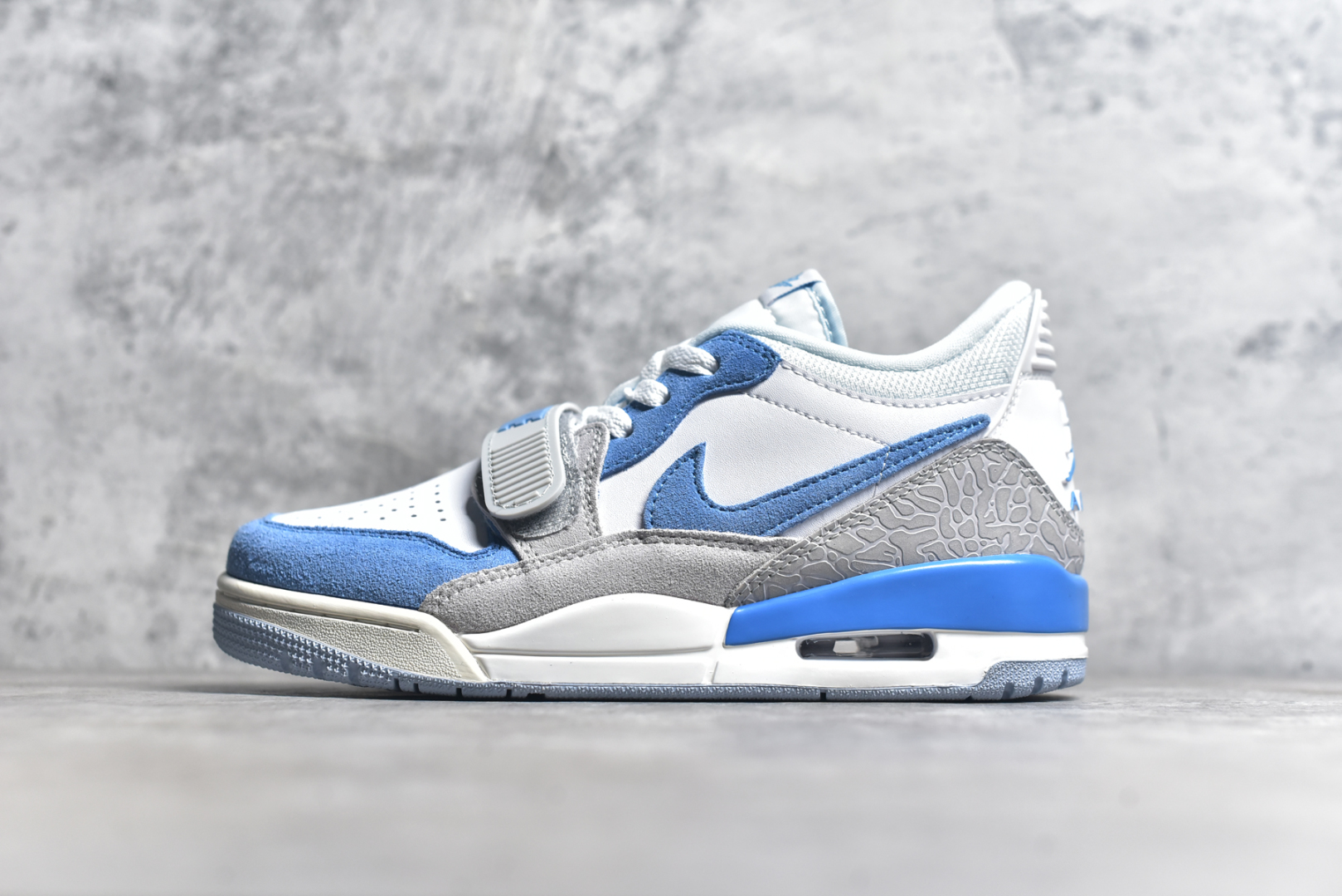 #Air Jordan Legacy AJ312 Low 低帮复古篮球鞋 白灰蓝 CD7069-141 市场最强独一档产物 全套原纸板楦头开发 原厂大底磨具加持立体防滑纹理 原档数据后跟TPU子母扣魔术贴 原装可视Air Sole气垫 原汁原味最完美的312代版型 唯一正确鞋头趴度弧度高度鞋身腰线 进口港宝加持 后跟自然饱满 全鞋荧光划线卡点 追求极致完美 每一双都是工艺品 多重QC质检 超越公司货的品控标准 实实在在的免检产品 鞋身采用了皮革材质打造 横跨鞋面的魔术贴十分吸睛 侧面的Swoosh Logo的一部分被鞋面遮挡了一部分 颇具玩味 魔术贴上标有NK标识 而鞋舌上是Jordan的经典红色飞翼Logo 后跟和鞋底均采用了AJ3的设计 后跟上同样也使用了经典的爆裂纹图案 尺码：36 36.5 37.5 38 38.5 39 40-选品中心