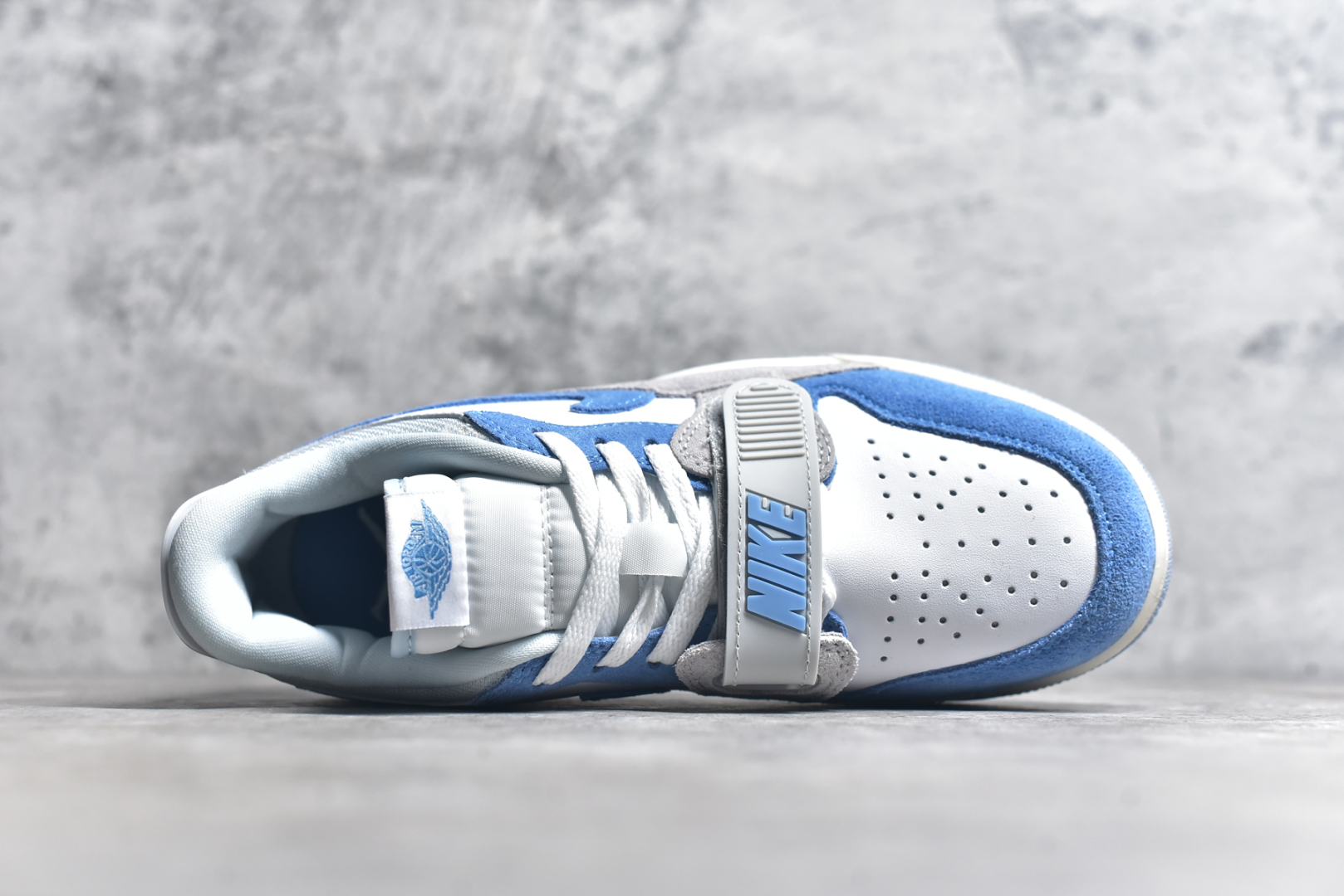 图片[4]-#Air Jordan Legacy AJ312 Low 低帮复古篮球鞋 白灰蓝 CD7069-141 市场最强独一档产物 全套原纸板楦头开发 原厂大底磨具加持立体防滑纹理 原档数据后跟TPU子母扣魔术贴 原装可视Air Sole气垫 原汁原味最完美的312代版型 唯一正确鞋头趴度弧度高度鞋身腰线 进口港宝加持 后跟自然饱满 全鞋荧光划线卡点 追求极致完美 每一双都是工艺品 多重QC质检 超越公司货的品控标准 实实在在的免检产品 鞋身采用了皮革材质打造 横跨鞋面的魔术贴十分吸睛 侧面的Swoosh Logo的一部分被鞋面遮挡了一部分 颇具玩味 魔术贴上标有NK标识 而鞋舌上是Jordan的经典红色飞翼Logo 后跟和鞋底均采用了AJ3的设计 后跟上同样也使用了经典的爆裂纹图案 尺码：36 36.5 37.5 38 38.5 39 40-选品中心