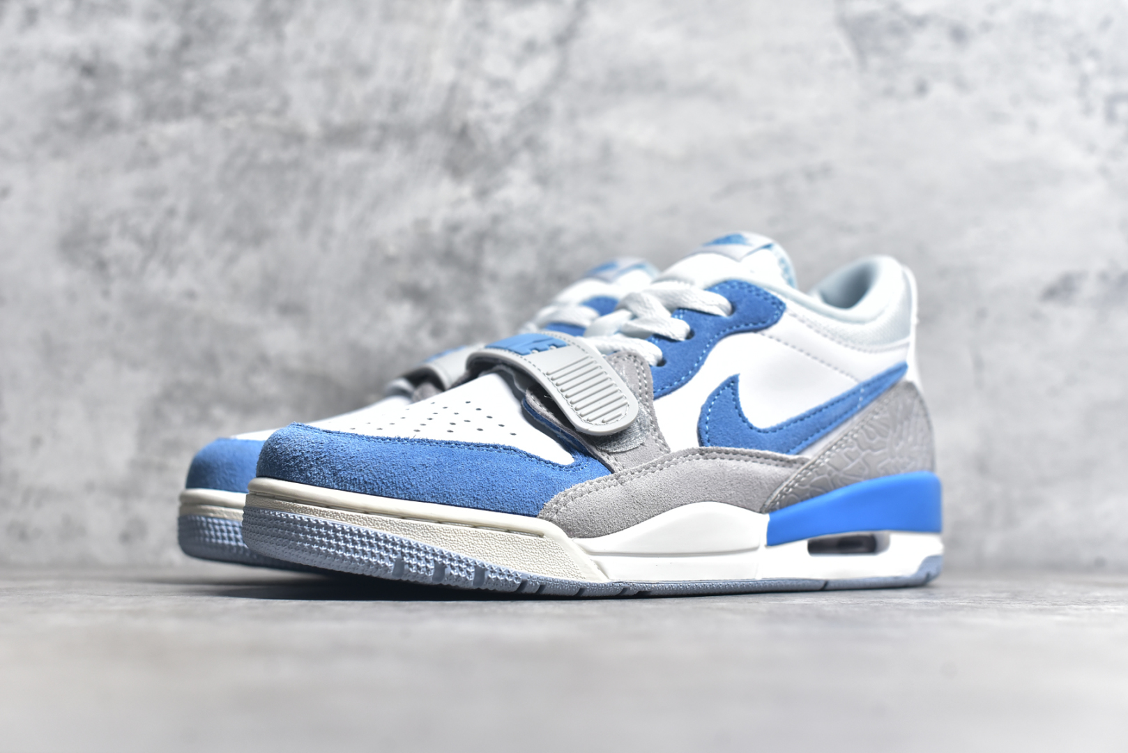 图片[2]-#Air Jordan Legacy AJ312 Low 低帮复古篮球鞋 白灰蓝 CD7069-141 市场最强独一档产物 全套原纸板楦头开发 原厂大底磨具加持立体防滑纹理 原档数据后跟TPU子母扣魔术贴 原装可视Air Sole气垫 原汁原味最完美的312代版型 唯一正确鞋头趴度弧度高度鞋身腰线 进口港宝加持 后跟自然饱满 全鞋荧光划线卡点 追求极致完美 每一双都是工艺品 多重QC质检 超越公司货的品控标准 实实在在的免检产品 鞋身采用了皮革材质打造 横跨鞋面的魔术贴十分吸睛 侧面的Swoosh Logo的一部分被鞋面遮挡了一部分 颇具玩味 魔术贴上标有NK标识 而鞋舌上是Jordan的经典红色飞翼Logo 后跟和鞋底均采用了AJ3的设计 后跟上同样也使用了经典的爆裂纹图案 尺码：36 36.5 37.5 38 38.5 39 40-选品中心