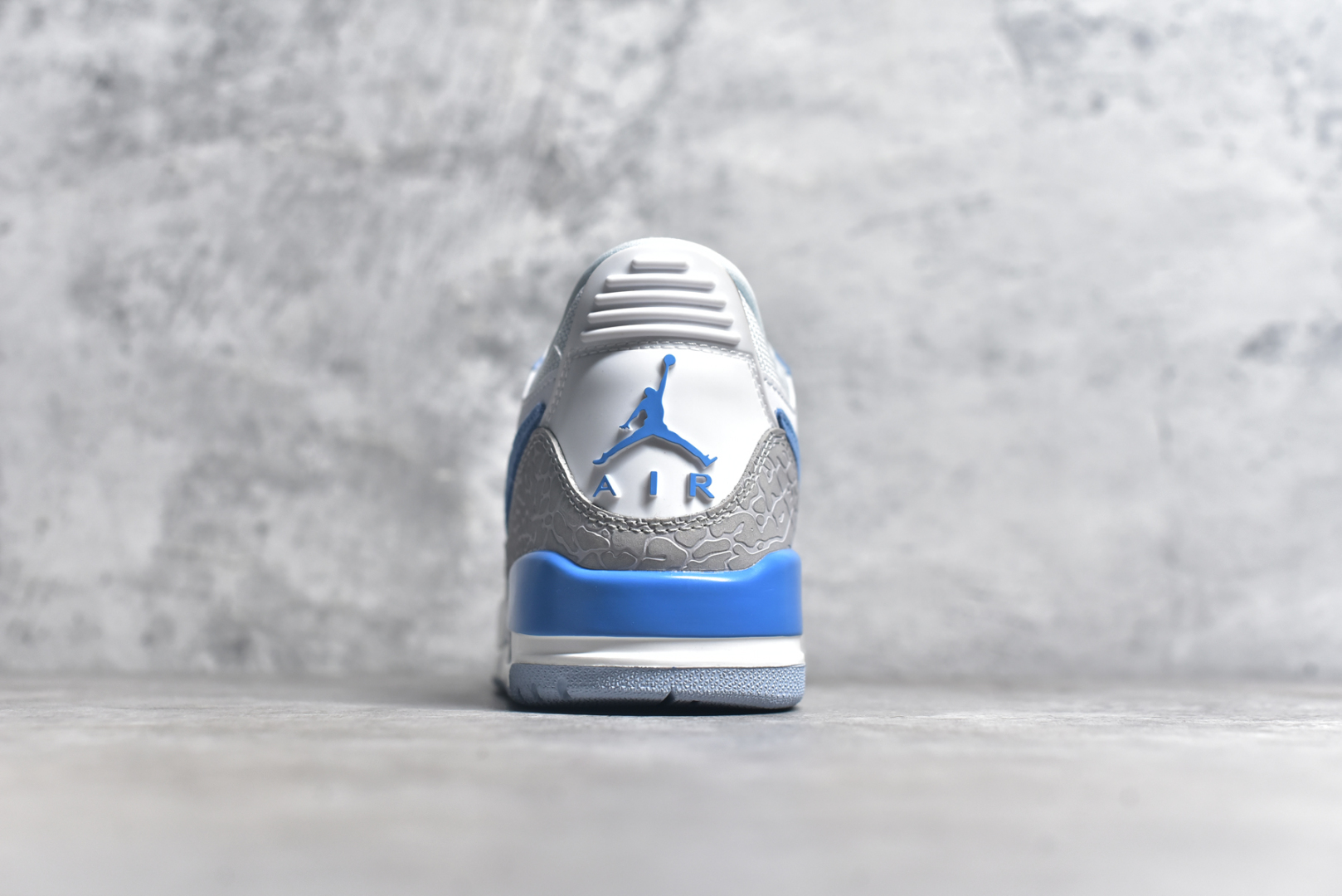 图片[5]-#Air Jordan Legacy AJ312 Low 低帮复古篮球鞋 白灰蓝 CD7069-141 市场最强独一档产物 全套原纸板楦头开发 原厂大底磨具加持立体防滑纹理 原档数据后跟TPU子母扣魔术贴 原装可视Air Sole气垫 原汁原味最完美的312代版型 唯一正确鞋头趴度弧度高度鞋身腰线 进口港宝加持 后跟自然饱满 全鞋荧光划线卡点 追求极致完美 每一双都是工艺品 多重QC质检 超越公司货的品控标准 实实在在的免检产品 鞋身采用了皮革材质打造 横跨鞋面的魔术贴十分吸睛 侧面的Swoosh Logo的一部分被鞋面遮挡了一部分 颇具玩味 魔术贴上标有NK标识 而鞋舌上是Jordan的经典红色飞翼Logo 后跟和鞋底均采用了AJ3的设计 后跟上同样也使用了经典的爆裂纹图案 尺码：36 36.5 37.5 38 38.5 39 40-选品中心
