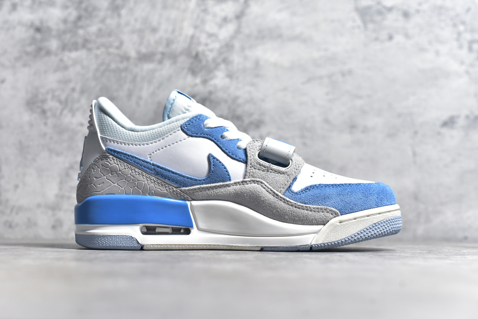 图片[3]-#Air Jordan Legacy AJ312 Low 低帮复古篮球鞋 白灰蓝 CD7069-141 市场最强独一档产物 全套原纸板楦头开发 原厂大底磨具加持立体防滑纹理 原档数据后跟TPU子母扣魔术贴 原装可视Air Sole气垫 原汁原味最完美的312代版型 唯一正确鞋头趴度弧度高度鞋身腰线 进口港宝加持 后跟自然饱满 全鞋荧光划线卡点 追求极致完美 每一双都是工艺品 多重QC质检 超越公司货的品控标准 实实在在的免检产品 鞋身采用了皮革材质打造 横跨鞋面的魔术贴十分吸睛 侧面的Swoosh Logo的一部分被鞋面遮挡了一部分 颇具玩味 魔术贴上标有NK标识 而鞋舌上是Jordan的经典红色飞翼Logo 后跟和鞋底均采用了AJ3的设计 后跟上同样也使用了经典的爆裂纹图案 尺码：36 36.5 37.5 38 38.5 39 40-选品中心