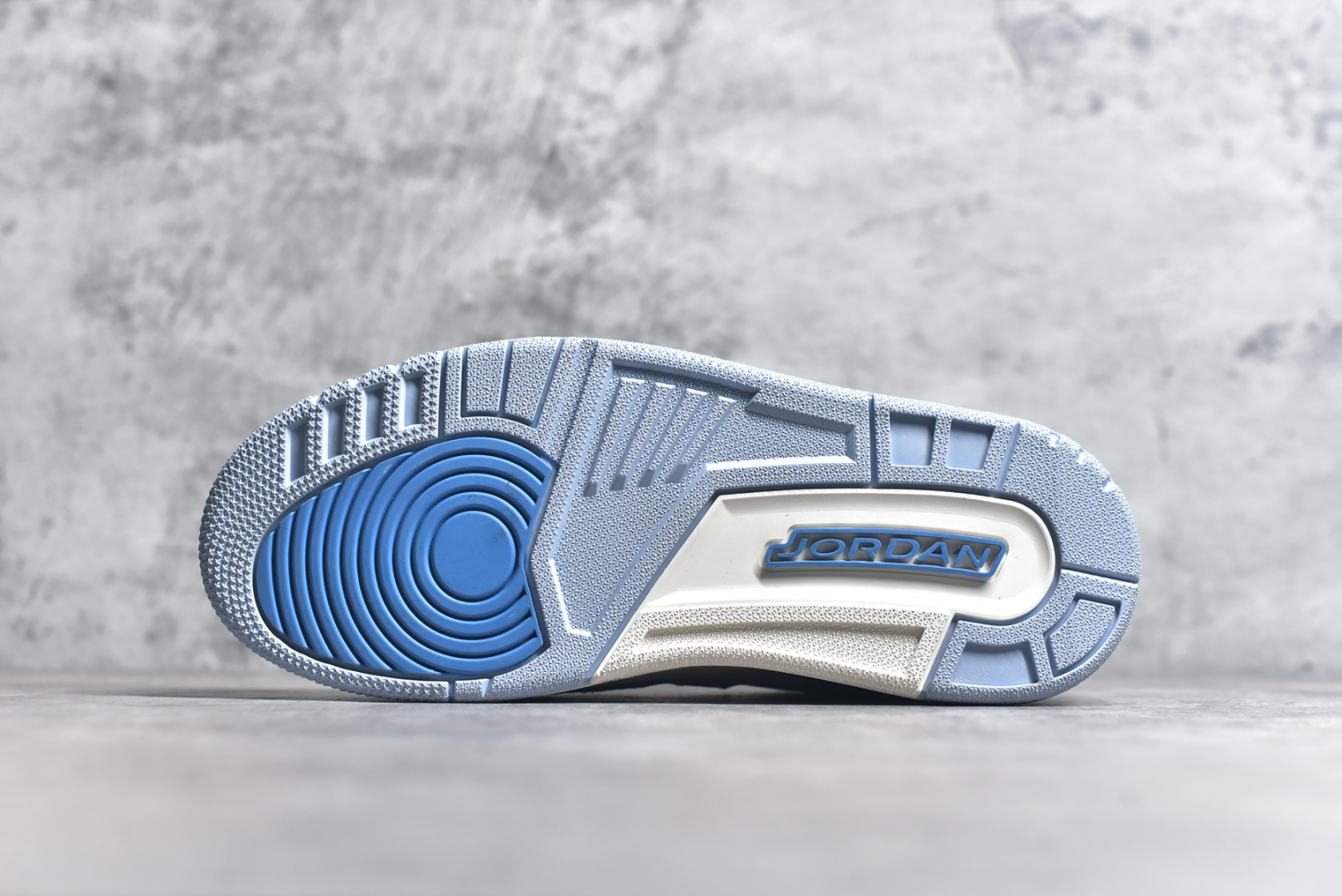 图片[6]-#Air Jordan Legacy AJ312 Low 低帮复古篮球鞋 白灰蓝 CD7069-141 市场最强独一档产物 全套原纸板楦头开发 原厂大底磨具加持立体防滑纹理 原档数据后跟TPU子母扣魔术贴 原装可视Air Sole气垫 原汁原味最完美的312代版型 唯一正确鞋头趴度弧度高度鞋身腰线 进口港宝加持 后跟自然饱满 全鞋荧光划线卡点 追求极致完美 每一双都是工艺品 多重QC质检 超越公司货的品控标准 实实在在的免检产品 鞋身采用了皮革材质打造 横跨鞋面的魔术贴十分吸睛 侧面的Swoosh Logo的一部分被鞋面遮挡了一部分 颇具玩味 魔术贴上标有NK标识 而鞋舌上是Jordan的经典红色飞翼Logo 后跟和鞋底均采用了AJ3的设计 后跟上同样也使用了经典的爆裂纹图案 尺码：36 36.5 37.5 38 38.5 39 40-选品中心