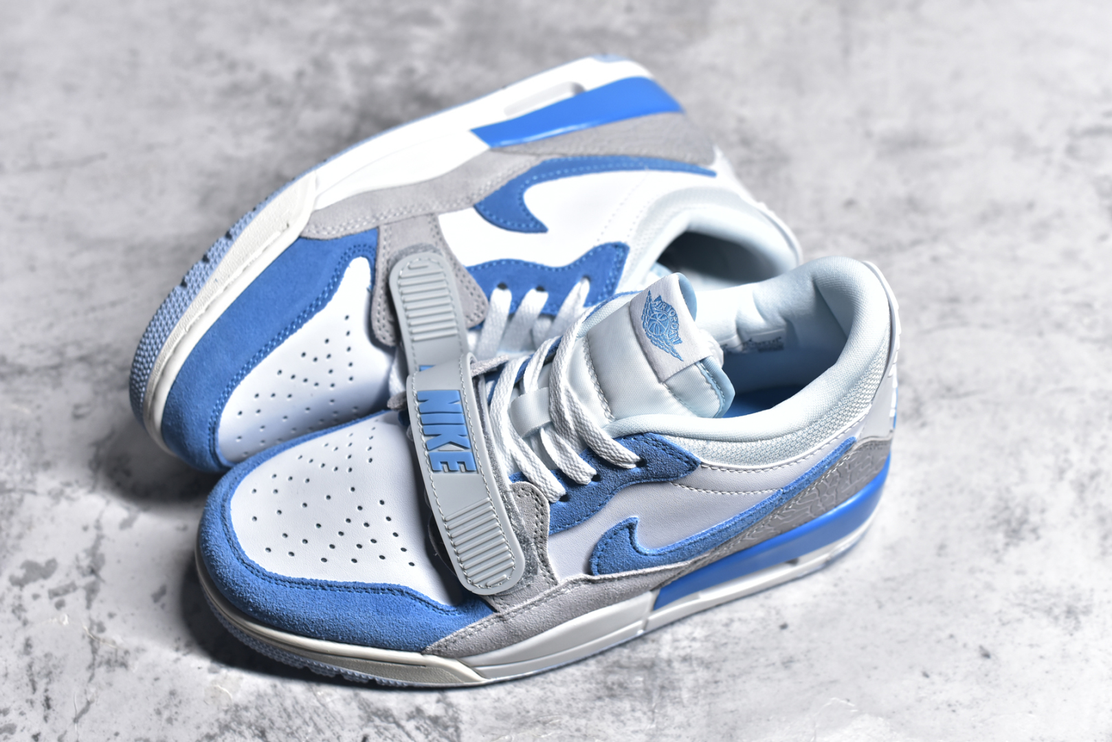 图片[7]-#Air Jordan Legacy AJ312 Low 低帮复古篮球鞋 白灰蓝 CD7069-141 市场最强独一档产物 全套原纸板楦头开发 原厂大底磨具加持立体防滑纹理 原档数据后跟TPU子母扣魔术贴 原装可视Air Sole气垫 原汁原味最完美的312代版型 唯一正确鞋头趴度弧度高度鞋身腰线 进口港宝加持 后跟自然饱满 全鞋荧光划线卡点 追求极致完美 每一双都是工艺品 多重QC质检 超越公司货的品控标准 实实在在的免检产品 鞋身采用了皮革材质打造 横跨鞋面的魔术贴十分吸睛 侧面的Swoosh Logo的一部分被鞋面遮挡了一部分 颇具玩味 魔术贴上标有NK标识 而鞋舌上是Jordan的经典红色飞翼Logo 后跟和鞋底均采用了AJ3的设计 后跟上同样也使用了经典的爆裂纹图案 尺码：36 36.5 37.5 38 38.5 39 40-选品中心
