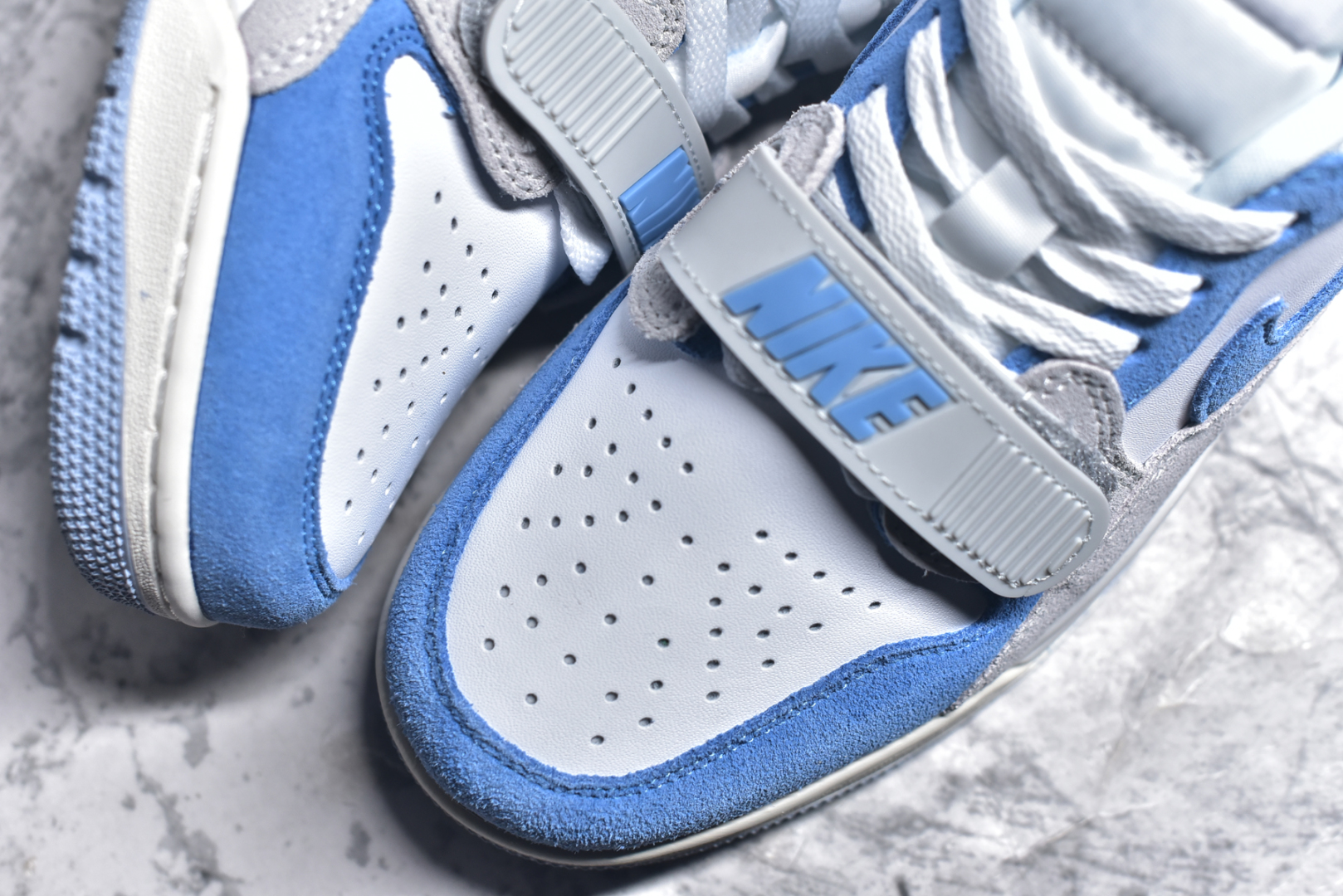 图片[8]-#Air Jordan Legacy AJ312 Low 低帮复古篮球鞋 白灰蓝 CD7069-141 市场最强独一档产物 全套原纸板楦头开发 原厂大底磨具加持立体防滑纹理 原档数据后跟TPU子母扣魔术贴 原装可视Air Sole气垫 原汁原味最完美的312代版型 唯一正确鞋头趴度弧度高度鞋身腰线 进口港宝加持 后跟自然饱满 全鞋荧光划线卡点 追求极致完美 每一双都是工艺品 多重QC质检 超越公司货的品控标准 实实在在的免检产品 鞋身采用了皮革材质打造 横跨鞋面的魔术贴十分吸睛 侧面的Swoosh Logo的一部分被鞋面遮挡了一部分 颇具玩味 魔术贴上标有NK标识 而鞋舌上是Jordan的经典红色飞翼Logo 后跟和鞋底均采用了AJ3的设计 后跟上同样也使用了经典的爆裂纹图案 尺码：36 36.5 37.5 38 38.5 39 40-选品中心