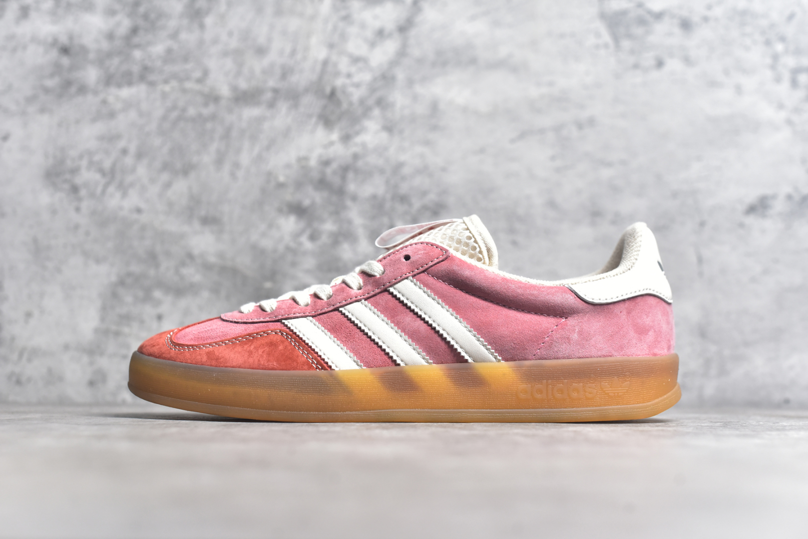 #AD Originals Gazelle INdoor END 樱花粉 三叶草休闲防滑耐磨低帮板鞋 鞋头出色设计 塑就出众贴合感 稳固的后跟贴合足部曲线设计 软弹舒适 不易磨脚 橡胶鞋底配合防滑纹路设计 平稳抓地 货号： IH8543 尺码： 36 36.5 37.5 38 38.5 39.5 40 40.5 41.5 42 42.5 43 44 45-选品中心
