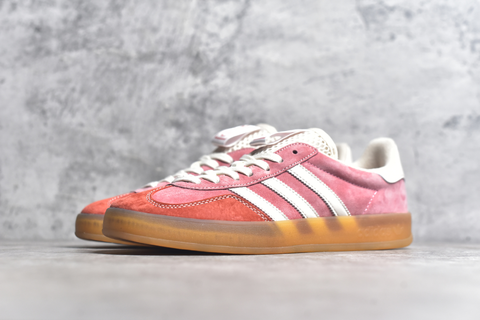 图片[2]-#AD Originals Gazelle INdoor END 樱花粉 三叶草休闲防滑耐磨低帮板鞋 鞋头出色设计 塑就出众贴合感 稳固的后跟贴合足部曲线设计 软弹舒适 不易磨脚 橡胶鞋底配合防滑纹路设计 平稳抓地 货号： IH8543 尺码： 36 36.5 37.5 38 38.5 39.5 40 40.5 41.5 42 42.5 43 44 45-选品中心