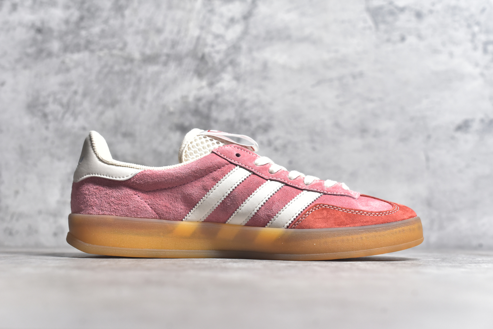 图片[3]-#AD Originals Gazelle INdoor END 樱花粉 三叶草休闲防滑耐磨低帮板鞋 鞋头出色设计 塑就出众贴合感 稳固的后跟贴合足部曲线设计 软弹舒适 不易磨脚 橡胶鞋底配合防滑纹路设计 平稳抓地 货号： IH8543 尺码： 36 36.5 37.5 38 38.5 39.5 40 40.5 41.5 42 42.5 43 44 45-选品中心