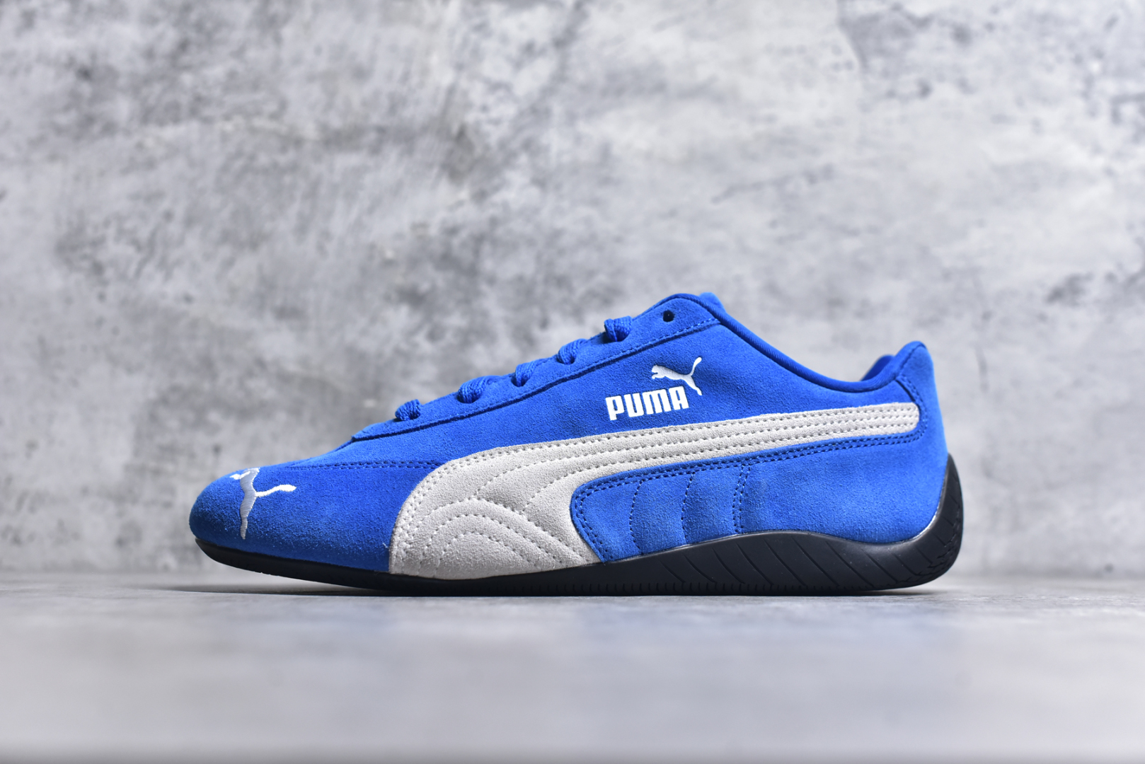 #彪马PUMA Speedcat Archive Speed Cat系列美拉德风 舒适百搭 防滑耐磨 低帮 生活休闲鞋 男女同款 蓝白色 398846-18 目前市场最优版本 无论是版型 细节 烫金走线 完全碾压市场任意版本 欢迎对比🆚 工厂耗时3个月开发 原装档案原数据纸版楦型 采用固色翻毛皮鞋面材质(正确二次成型’猛帮‘成型工艺🆚区别市面版本!!) 外置原数据开发轻量耐磨橡胶大底💪🏻 全球知名运动品牌PUMA宝马赛车系列 融合了宝马车队的标志性配色 以趣味十足又前卫复古的设计引领潮流 将赛道精神融入街头时尚 开启前卫竞速之旅 主打前卫复古风 Roma鞋款的鞋侧以复古的流线造型 缀以宝马经典Logo 巧妙吸睛 而Speedcat鞋款以亮眼三色条纹元素缀以舒适鞋面 赋予了独特的个性美学 演绎赛车的无尽能量 尺码：36-45 货号：398846-18-选品中心