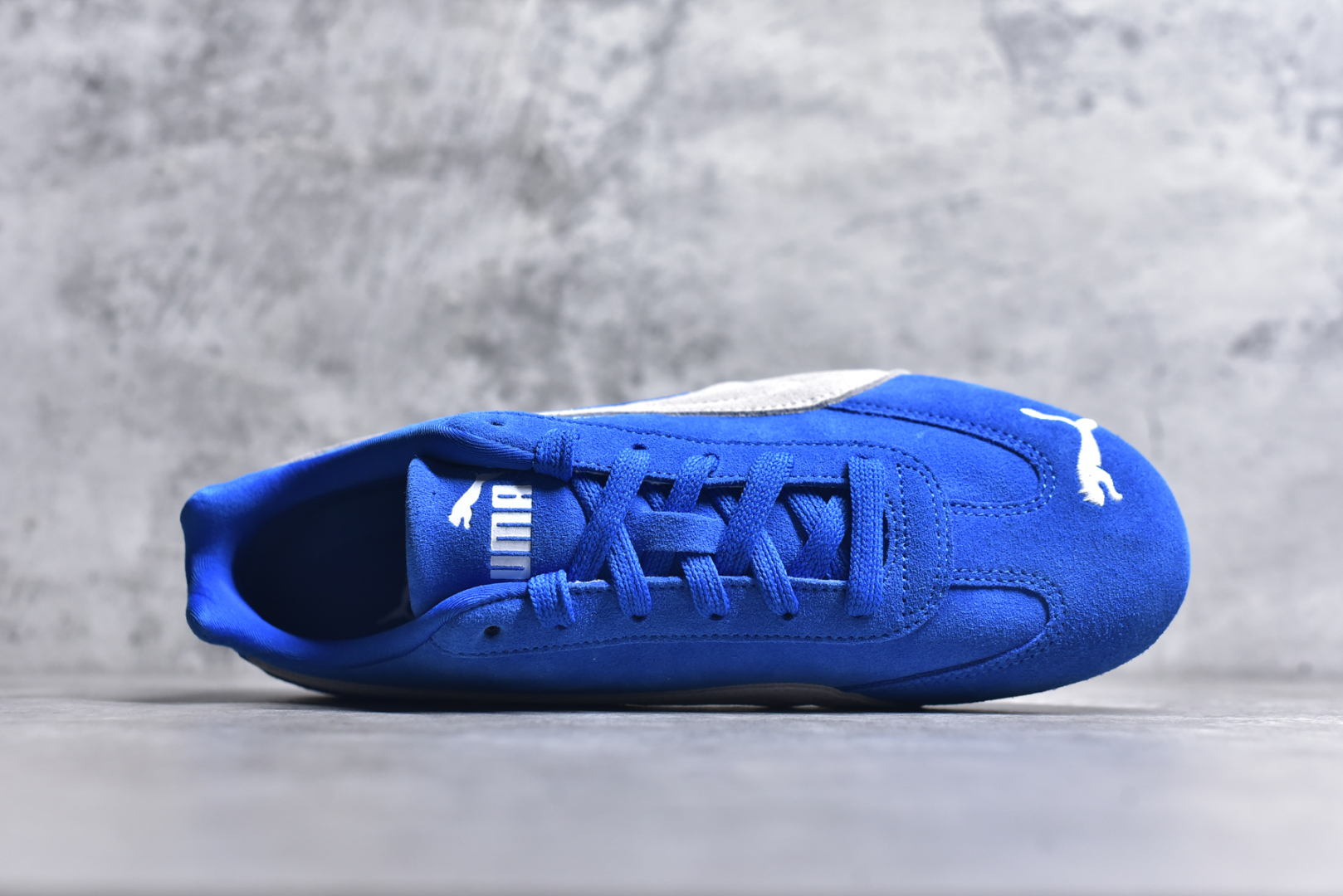 图片[4]-#彪马PUMA Speedcat Archive Speed Cat系列美拉德风 舒适百搭 防滑耐磨 低帮 生活休闲鞋 男女同款 蓝白色 398846-18 目前市场最优版本 无论是版型 细节 烫金走线 完全碾压市场任意版本 欢迎对比🆚 工厂耗时3个月开发 原装档案原数据纸版楦型 采用固色翻毛皮鞋面材质(正确二次成型’猛帮‘成型工艺🆚区别市面版本!!) 外置原数据开发轻量耐磨橡胶大底💪🏻 全球知名运动品牌PUMA宝马赛车系列 融合了宝马车队的标志性配色 以趣味十足又前卫复古的设计引领潮流 将赛道精神融入街头时尚 开启前卫竞速之旅 主打前卫复古风 Roma鞋款的鞋侧以复古的流线造型 缀以宝马经典Logo 巧妙吸睛 而Speedcat鞋款以亮眼三色条纹元素缀以舒适鞋面 赋予了独特的个性美学 演绎赛车的无尽能量 尺码：36-45 货号：398846-18-选品中心