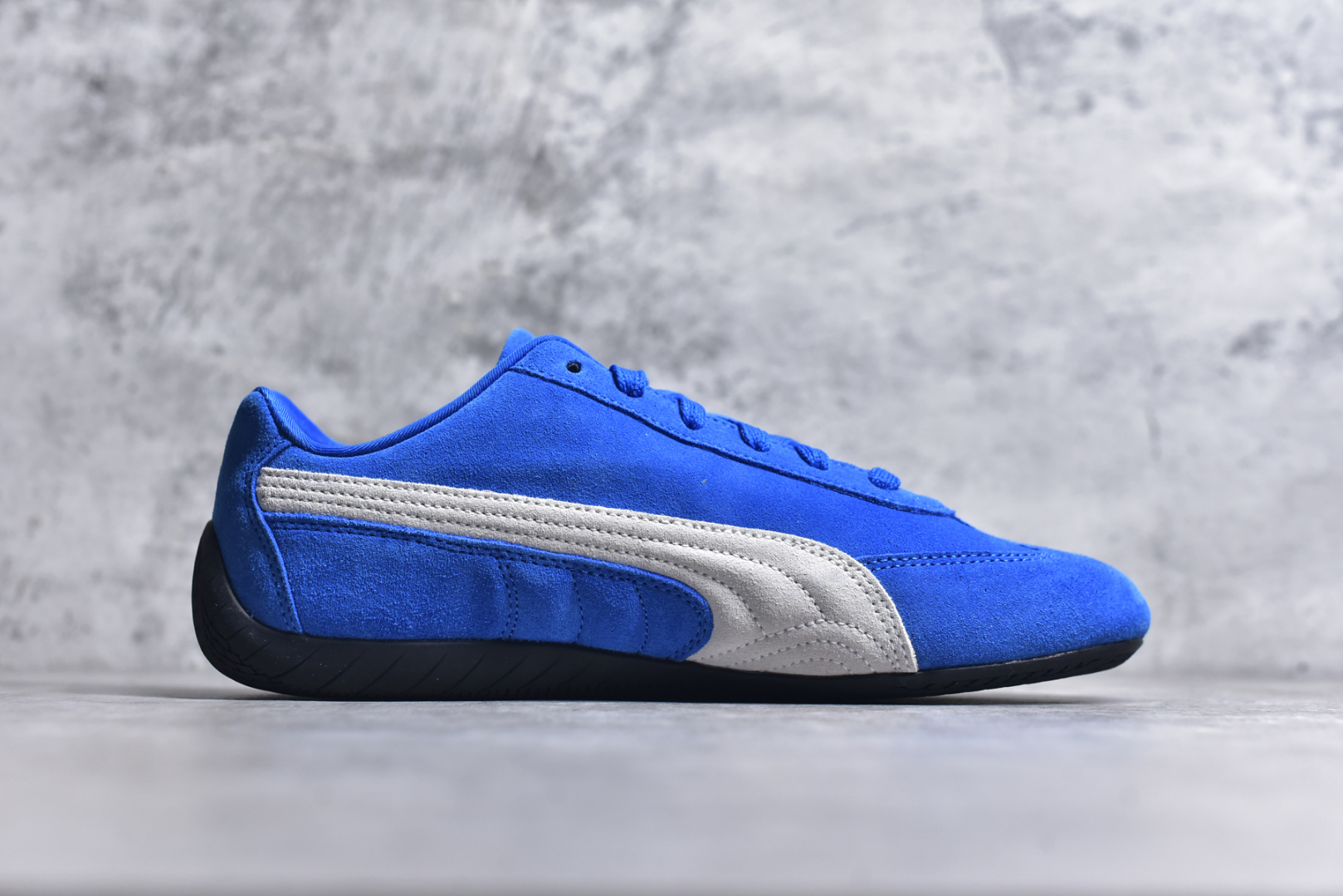 图片[3]-#彪马PUMA Speedcat Archive Speed Cat系列美拉德风 舒适百搭 防滑耐磨 低帮 生活休闲鞋 男女同款 蓝白色 398846-18 目前市场最优版本 无论是版型 细节 烫金走线 完全碾压市场任意版本 欢迎对比🆚 工厂耗时3个月开发 原装档案原数据纸版楦型 采用固色翻毛皮鞋面材质(正确二次成型’猛帮‘成型工艺🆚区别市面版本!!) 外置原数据开发轻量耐磨橡胶大底💪🏻 全球知名运动品牌PUMA宝马赛车系列 融合了宝马车队的标志性配色 以趣味十足又前卫复古的设计引领潮流 将赛道精神融入街头时尚 开启前卫竞速之旅 主打前卫复古风 Roma鞋款的鞋侧以复古的流线造型 缀以宝马经典Logo 巧妙吸睛 而Speedcat鞋款以亮眼三色条纹元素缀以舒适鞋面 赋予了独特的个性美学 演绎赛车的无尽能量 尺码：36-45 货号：398846-18-选品中心