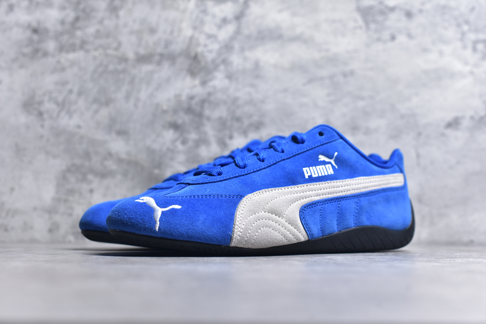 图片[2]-#彪马PUMA Speedcat Archive Speed Cat系列美拉德风 舒适百搭 防滑耐磨 低帮 生活休闲鞋 男女同款 蓝白色 398846-18 目前市场最优版本 无论是版型 细节 烫金走线 完全碾压市场任意版本 欢迎对比🆚 工厂耗时3个月开发 原装档案原数据纸版楦型 采用固色翻毛皮鞋面材质(正确二次成型’猛帮‘成型工艺🆚区别市面版本!!) 外置原数据开发轻量耐磨橡胶大底💪🏻 全球知名运动品牌PUMA宝马赛车系列 融合了宝马车队的标志性配色 以趣味十足又前卫复古的设计引领潮流 将赛道精神融入街头时尚 开启前卫竞速之旅 主打前卫复古风 Roma鞋款的鞋侧以复古的流线造型 缀以宝马经典Logo 巧妙吸睛 而Speedcat鞋款以亮眼三色条纹元素缀以舒适鞋面 赋予了独特的个性美学 演绎赛车的无尽能量 尺码：36-45 货号：398846-18-选品中心