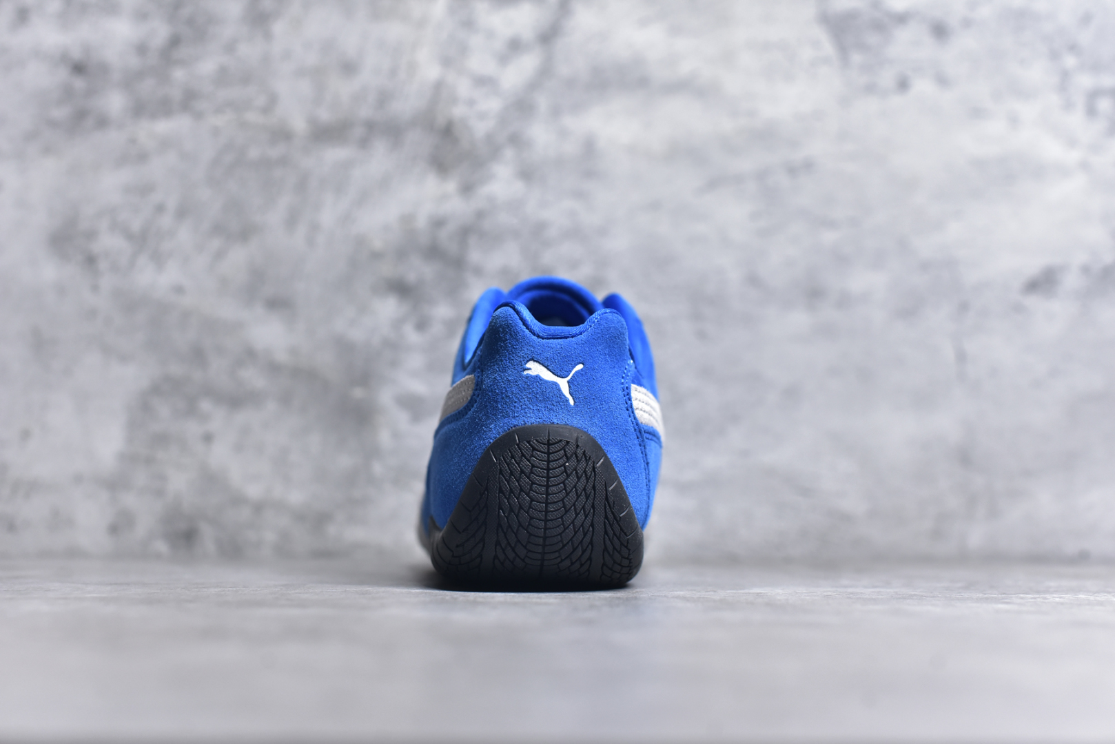 图片[5]-#彪马PUMA Speedcat Archive Speed Cat系列美拉德风 舒适百搭 防滑耐磨 低帮 生活休闲鞋 男女同款 蓝白色 398846-18 目前市场最优版本 无论是版型 细节 烫金走线 完全碾压市场任意版本 欢迎对比🆚 工厂耗时3个月开发 原装档案原数据纸版楦型 采用固色翻毛皮鞋面材质(正确二次成型’猛帮‘成型工艺🆚区别市面版本!!) 外置原数据开发轻量耐磨橡胶大底💪🏻 全球知名运动品牌PUMA宝马赛车系列 融合了宝马车队的标志性配色 以趣味十足又前卫复古的设计引领潮流 将赛道精神融入街头时尚 开启前卫竞速之旅 主打前卫复古风 Roma鞋款的鞋侧以复古的流线造型 缀以宝马经典Logo 巧妙吸睛 而Speedcat鞋款以亮眼三色条纹元素缀以舒适鞋面 赋予了独特的个性美学 演绎赛车的无尽能量 尺码：36-45 货号：398846-18-选品中心