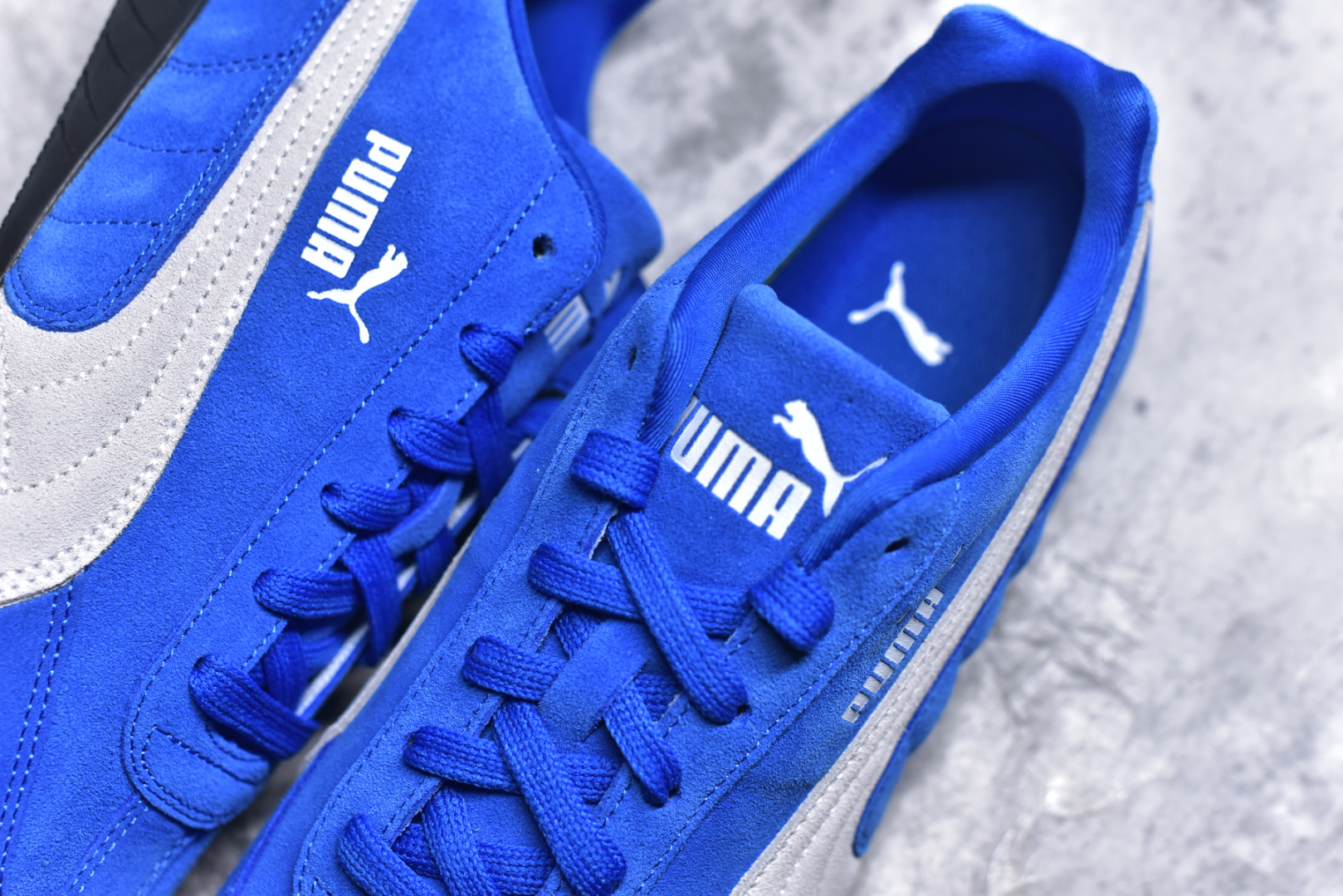 图片[9]-#彪马PUMA Speedcat Archive Speed Cat系列美拉德风 舒适百搭 防滑耐磨 低帮 生活休闲鞋 男女同款 蓝白色 398846-18 目前市场最优版本 无论是版型 细节 烫金走线 完全碾压市场任意版本 欢迎对比🆚 工厂耗时3个月开发 原装档案原数据纸版楦型 采用固色翻毛皮鞋面材质(正确二次成型’猛帮‘成型工艺🆚区别市面版本!!) 外置原数据开发轻量耐磨橡胶大底💪🏻 全球知名运动品牌PUMA宝马赛车系列 融合了宝马车队的标志性配色 以趣味十足又前卫复古的设计引领潮流 将赛道精神融入街头时尚 开启前卫竞速之旅 主打前卫复古风 Roma鞋款的鞋侧以复古的流线造型 缀以宝马经典Logo 巧妙吸睛 而Speedcat鞋款以亮眼三色条纹元素缀以舒适鞋面 赋予了独特的个性美学 演绎赛车的无尽能量 尺码：36-45 货号：398846-18-选品中心