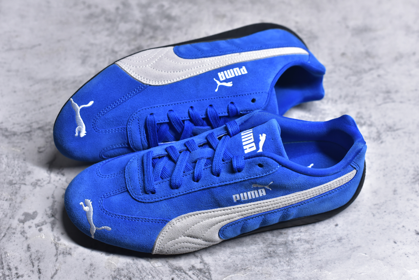 图片[7]-#彪马PUMA Speedcat Archive Speed Cat系列美拉德风 舒适百搭 防滑耐磨 低帮 生活休闲鞋 男女同款 蓝白色 398846-18 目前市场最优版本 无论是版型 细节 烫金走线 完全碾压市场任意版本 欢迎对比🆚 工厂耗时3个月开发 原装档案原数据纸版楦型 采用固色翻毛皮鞋面材质(正确二次成型’猛帮‘成型工艺🆚区别市面版本!!) 外置原数据开发轻量耐磨橡胶大底💪🏻 全球知名运动品牌PUMA宝马赛车系列 融合了宝马车队的标志性配色 以趣味十足又前卫复古的设计引领潮流 将赛道精神融入街头时尚 开启前卫竞速之旅 主打前卫复古风 Roma鞋款的鞋侧以复古的流线造型 缀以宝马经典Logo 巧妙吸睛 而Speedcat鞋款以亮眼三色条纹元素缀以舒适鞋面 赋予了独特的个性美学 演绎赛车的无尽能量 尺码：36-45 货号：398846-18-选品中心