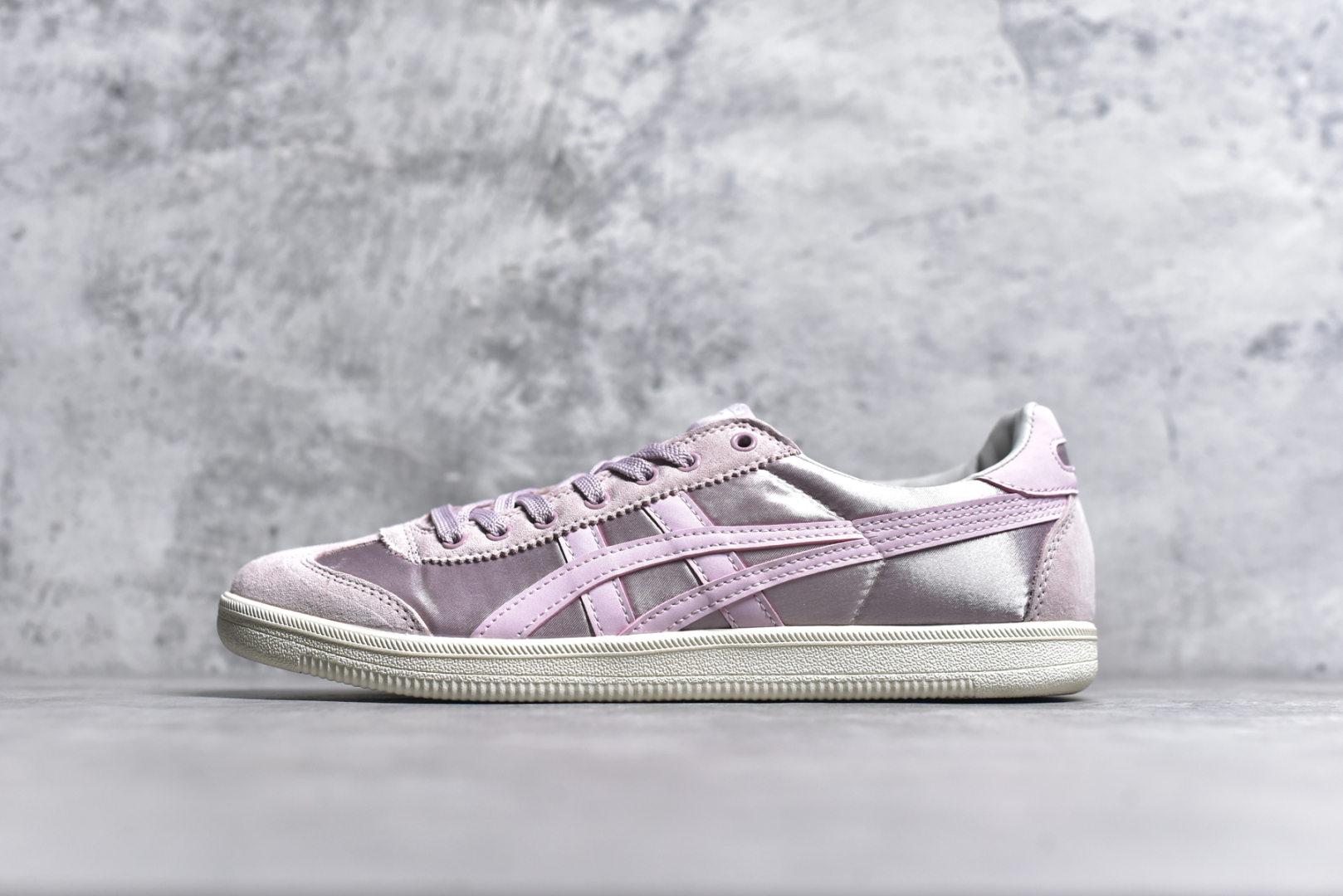 #Asics Onitsuka Tige TOKUTEN 亚瑟士鬼冢虎男女士复古跑鞋街拍潮鞋低帮板鞋经典款中性复古运动鞋 轻盈舒适 时尚与复古与一体 轻盈的款式 适合夏天~简单的设定配合修长的线条 全鞋身均以麖皮打造 散发着日本新一代的潮流品味 无论配衬任何造型都能胜任 Tokuten 精神来自80年代的室内用鞋 T-TOE前足补强设计 环状中底底部结构 橡胶大底元素 防滑耐磨的同时保持着鞋子的轻盈 并提供良好牵引力 脚感柔软舒适 长时间行走也不会觉得脚部不适 经典复刻款 休闲百搭 中性款男女都可穿 尺码：36 37 37.5 38 39 40.5 41.5 42 42.5 43.5 44 45-选品中心