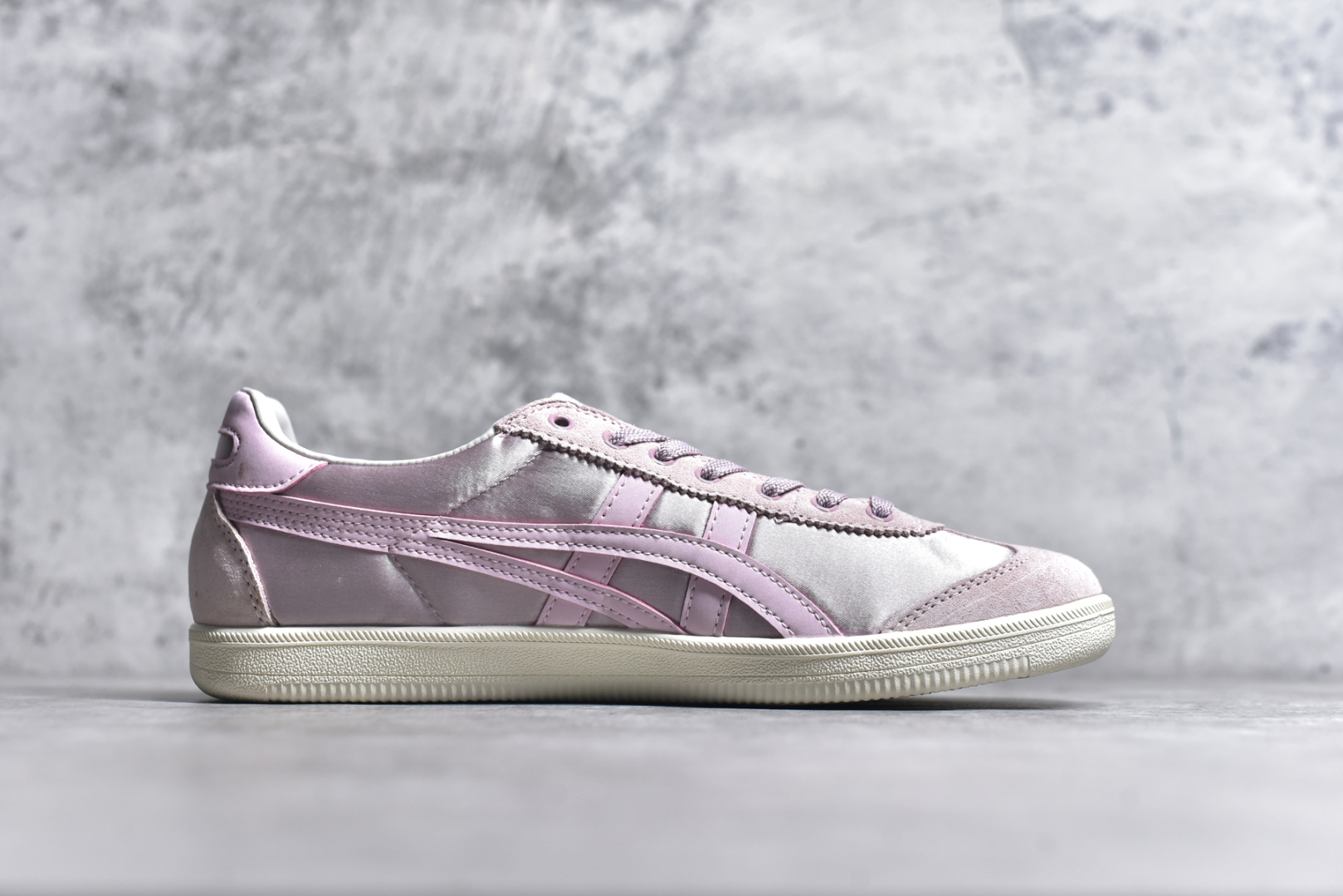 图片[3]-#Asics Onitsuka Tige TOKUTEN 亚瑟士鬼冢虎男女士复古跑鞋街拍潮鞋低帮板鞋经典款中性复古运动鞋 轻盈舒适 时尚与复古与一体 轻盈的款式 适合夏天~简单的设定配合修长的线条 全鞋身均以麖皮打造 散发着日本新一代的潮流品味 无论配衬任何造型都能胜任 Tokuten 精神来自80年代的室内用鞋 T-TOE前足补强设计 环状中底底部结构 橡胶大底元素 防滑耐磨的同时保持着鞋子的轻盈 并提供良好牵引力 脚感柔软舒适 长时间行走也不会觉得脚部不适 经典复刻款 休闲百搭 中性款男女都可穿 尺码：36 37 37.5 38 39 40.5 41.5 42 42.5 43.5 44 45-选品中心