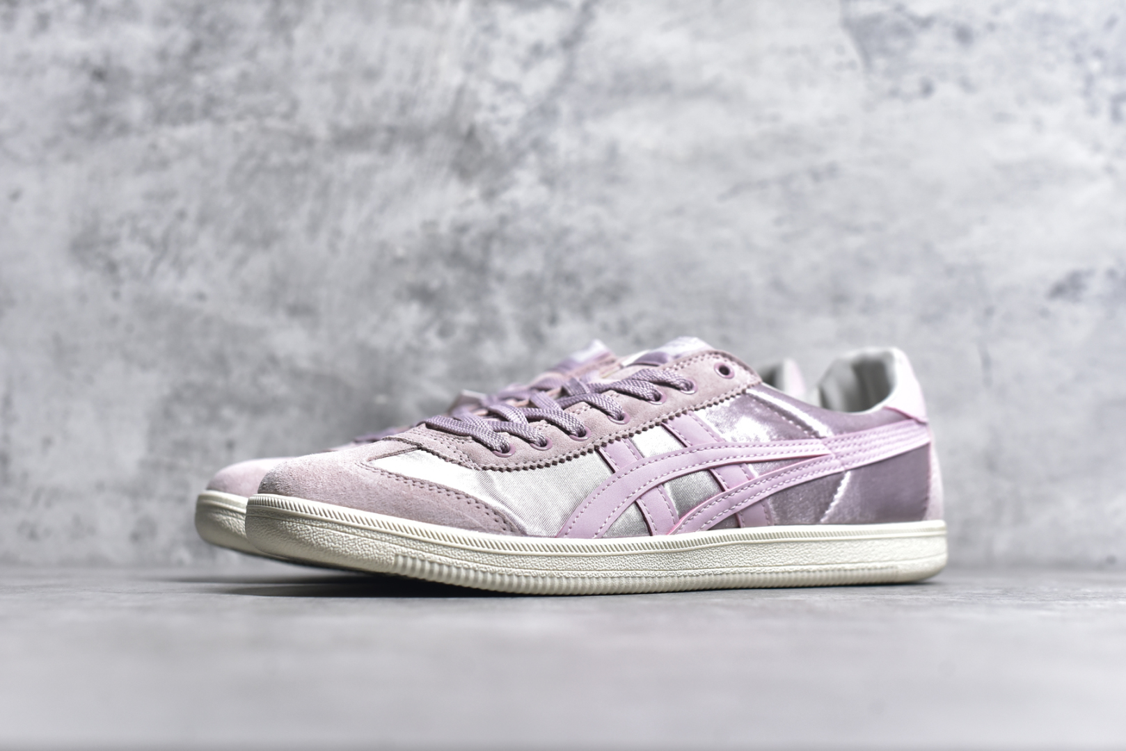 图片[2]-#Asics Onitsuka Tige TOKUTEN 亚瑟士鬼冢虎男女士复古跑鞋街拍潮鞋低帮板鞋经典款中性复古运动鞋 轻盈舒适 时尚与复古与一体 轻盈的款式 适合夏天~简单的设定配合修长的线条 全鞋身均以麖皮打造 散发着日本新一代的潮流品味 无论配衬任何造型都能胜任 Tokuten 精神来自80年代的室内用鞋 T-TOE前足补强设计 环状中底底部结构 橡胶大底元素 防滑耐磨的同时保持着鞋子的轻盈 并提供良好牵引力 脚感柔软舒适 长时间行走也不会觉得脚部不适 经典复刻款 休闲百搭 中性款男女都可穿 尺码：36 37 37.5 38 39 40.5 41.5 42 42.5 43.5 44 45-选品中心