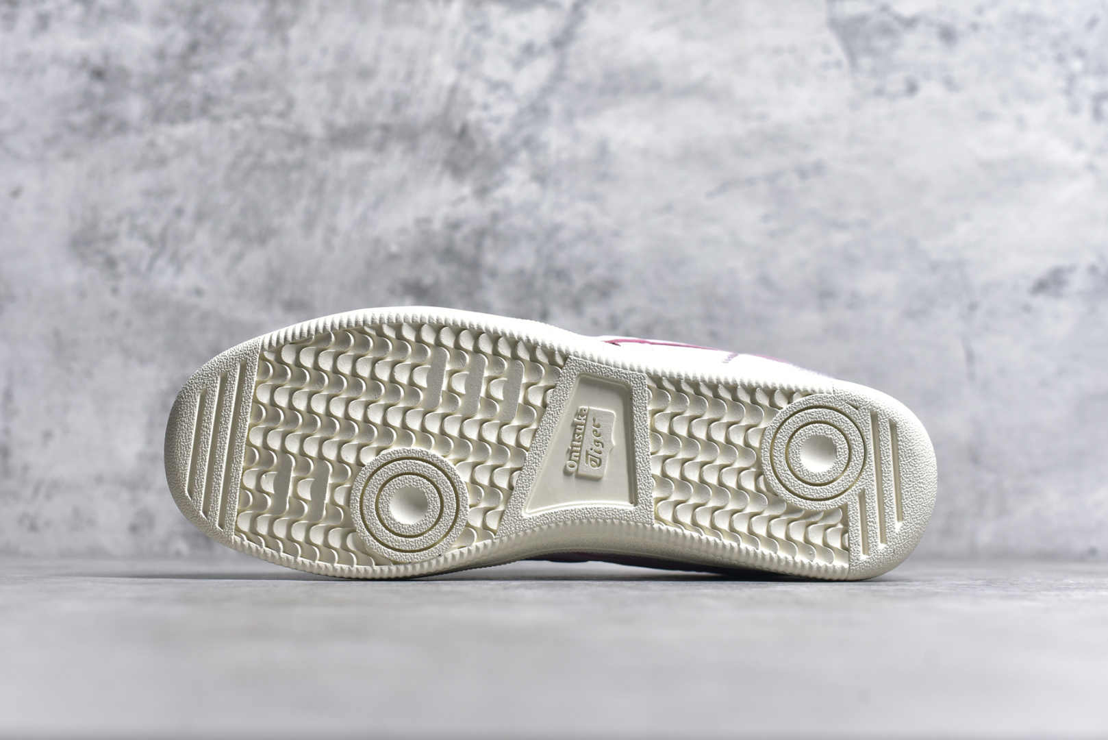 图片[6]-#Asics Onitsuka Tige TOKUTEN 亚瑟士鬼冢虎男女士复古跑鞋街拍潮鞋低帮板鞋经典款中性复古运动鞋 轻盈舒适 时尚与复古与一体 轻盈的款式 适合夏天~简单的设定配合修长的线条 全鞋身均以麖皮打造 散发着日本新一代的潮流品味 无论配衬任何造型都能胜任 Tokuten 精神来自80年代的室内用鞋 T-TOE前足补强设计 环状中底底部结构 橡胶大底元素 防滑耐磨的同时保持着鞋子的轻盈 并提供良好牵引力 脚感柔软舒适 长时间行走也不会觉得脚部不适 经典复刻款 休闲百搭 中性款男女都可穿 尺码：36 37 37.5 38 39 40.5 41.5 42 42.5 43.5 44 45-选品中心