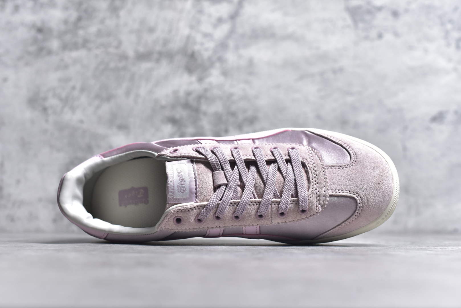 图片[4]-#Asics Onitsuka Tige TOKUTEN 亚瑟士鬼冢虎男女士复古跑鞋街拍潮鞋低帮板鞋经典款中性复古运动鞋 轻盈舒适 时尚与复古与一体 轻盈的款式 适合夏天~简单的设定配合修长的线条 全鞋身均以麖皮打造 散发着日本新一代的潮流品味 无论配衬任何造型都能胜任 Tokuten 精神来自80年代的室内用鞋 T-TOE前足补强设计 环状中底底部结构 橡胶大底元素 防滑耐磨的同时保持着鞋子的轻盈 并提供良好牵引力 脚感柔软舒适 长时间行走也不会觉得脚部不适 经典复刻款 休闲百搭 中性款男女都可穿 尺码：36 37 37.5 38 39 40.5 41.5 42 42.5 43.5 44 45-选品中心