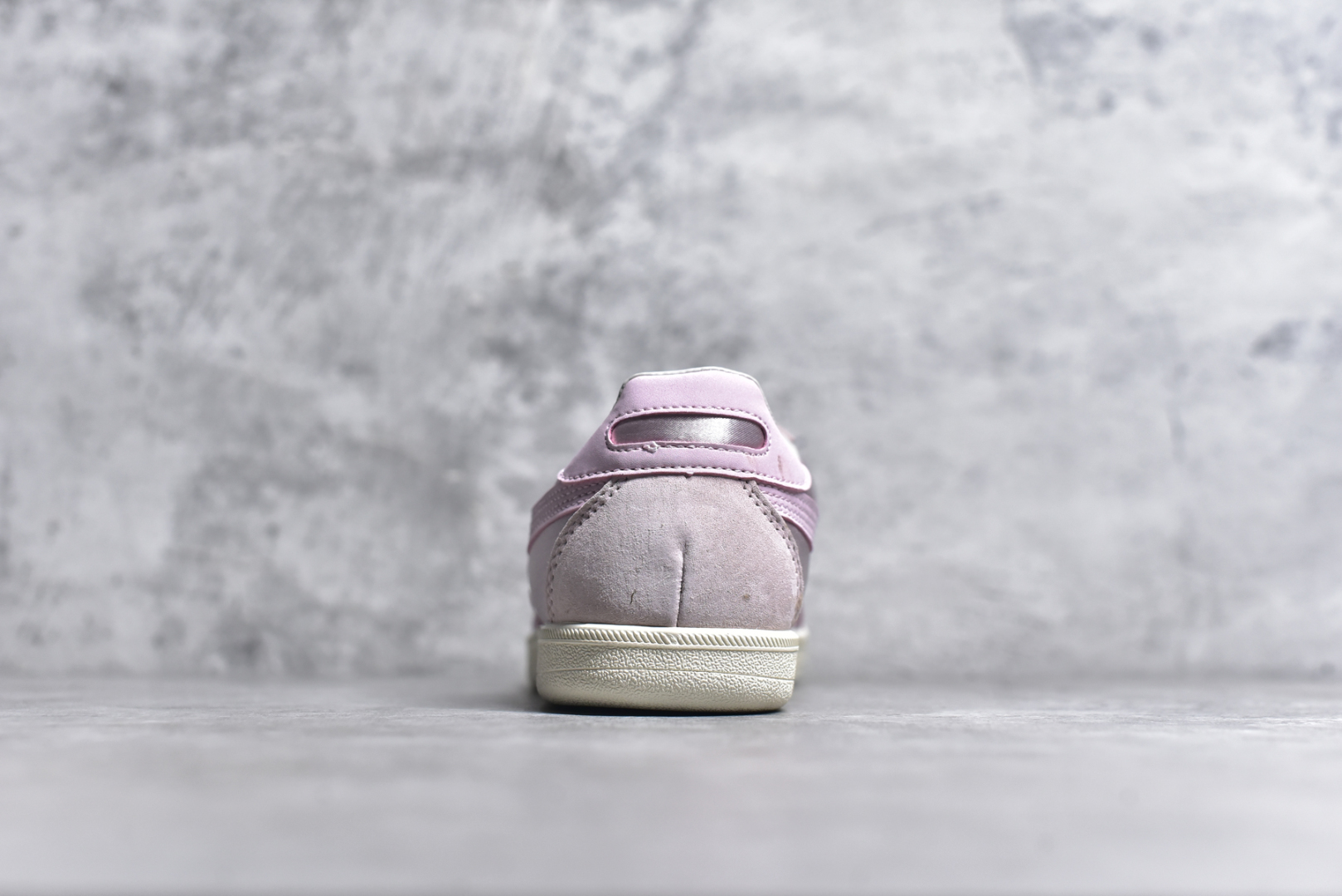 图片[5]-#Asics Onitsuka Tige TOKUTEN 亚瑟士鬼冢虎男女士复古跑鞋街拍潮鞋低帮板鞋经典款中性复古运动鞋 轻盈舒适 时尚与复古与一体 轻盈的款式 适合夏天~简单的设定配合修长的线条 全鞋身均以麖皮打造 散发着日本新一代的潮流品味 无论配衬任何造型都能胜任 Tokuten 精神来自80年代的室内用鞋 T-TOE前足补强设计 环状中底底部结构 橡胶大底元素 防滑耐磨的同时保持着鞋子的轻盈 并提供良好牵引力 脚感柔软舒适 长时间行走也不会觉得脚部不适 经典复刻款 休闲百搭 中性款男女都可穿 尺码：36 37 37.5 38 39 40.5 41.5 42 42.5 43.5 44 45-选品中心