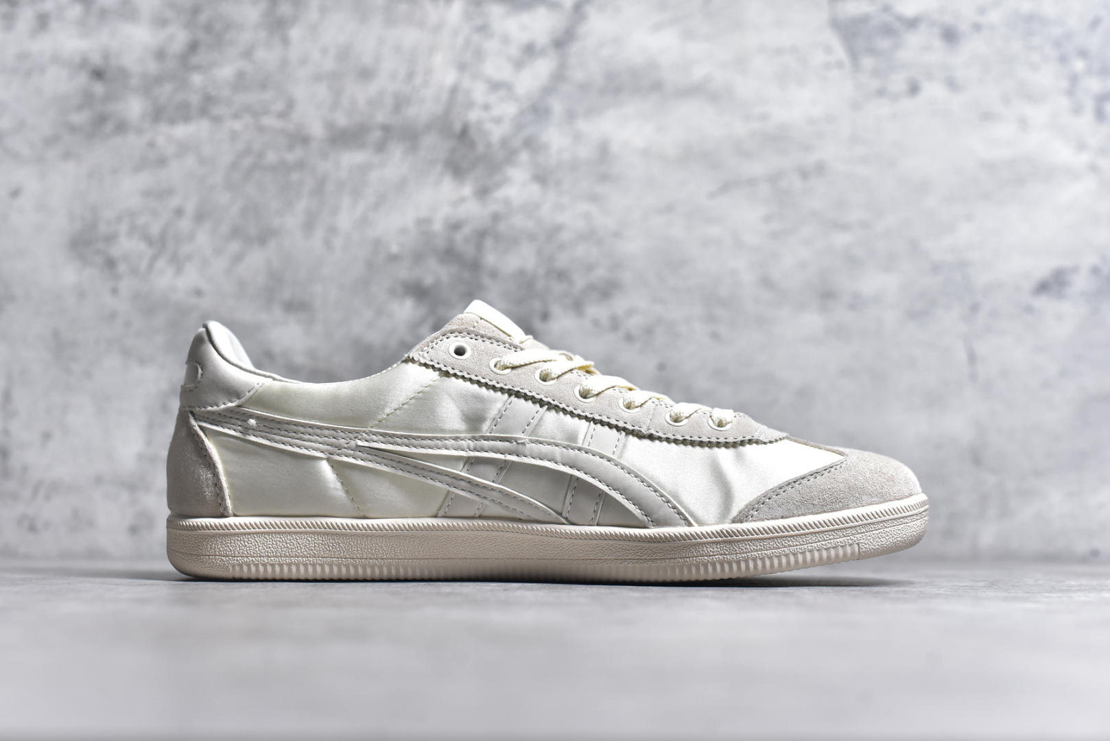 图片[3]-#Asics Onitsuka Tige TOKUTEN 亚瑟士鬼冢虎男女士复古跑鞋街拍潮鞋低帮板鞋经典款中性复古运动鞋 轻盈舒适 时尚与复古与一体 轻盈的款式 适合夏天~简单的设定配合修长的线条 全鞋身均以麖皮打造 散发着日本新一代的潮流品味 无论配衬任何造型都能胜任 Tokuten 精神来自80年代的室内用鞋 T-TOE前足补强设计 环状中底底部结构 橡胶大底元素 防滑耐磨的同时保持着鞋子的轻盈 并提供良好牵引力 脚感柔软舒适 长时间行走也不会觉得脚部不适 经典复刻款 休闲百搭 中性款男女都可穿 尺码：36 37 37.5 38 39 40.5 41.5 42 42.5 43.5 44 45-选品中心