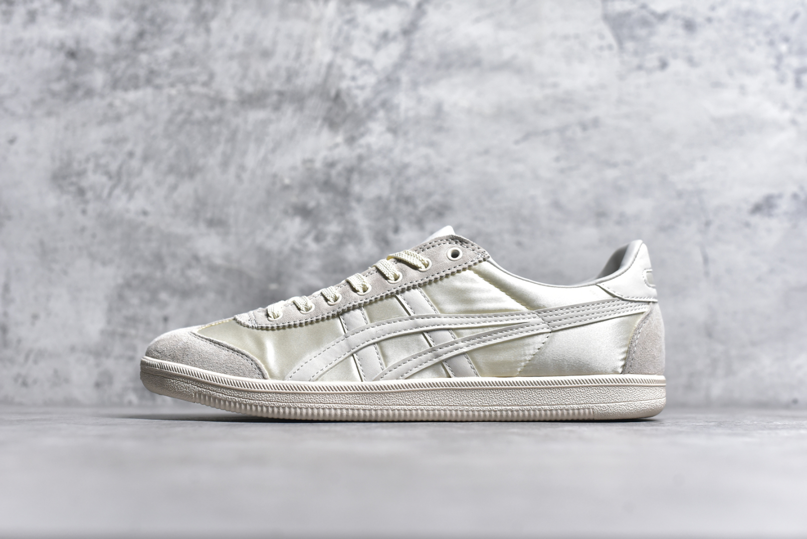 #Asics Onitsuka Tige TOKUTEN 亚瑟士鬼冢虎男女士复古跑鞋街拍潮鞋低帮板鞋经典款中性复古运动鞋 轻盈舒适 时尚与复古与一体 轻盈的款式 适合夏天~简单的设定配合修长的线条 全鞋身均以麖皮打造 散发着日本新一代的潮流品味 无论配衬任何造型都能胜任 Tokuten 精神来自80年代的室内用鞋 T-TOE前足补强设计 环状中底底部结构 橡胶大底元素 防滑耐磨的同时保持着鞋子的轻盈 并提供良好牵引力 脚感柔软舒适 长时间行走也不会觉得脚部不适 经典复刻款 休闲百搭 中性款男女都可穿 尺码：36 37 37.5 38 39 40.5 41.5 42 42.5 43.5 44 45-选品中心