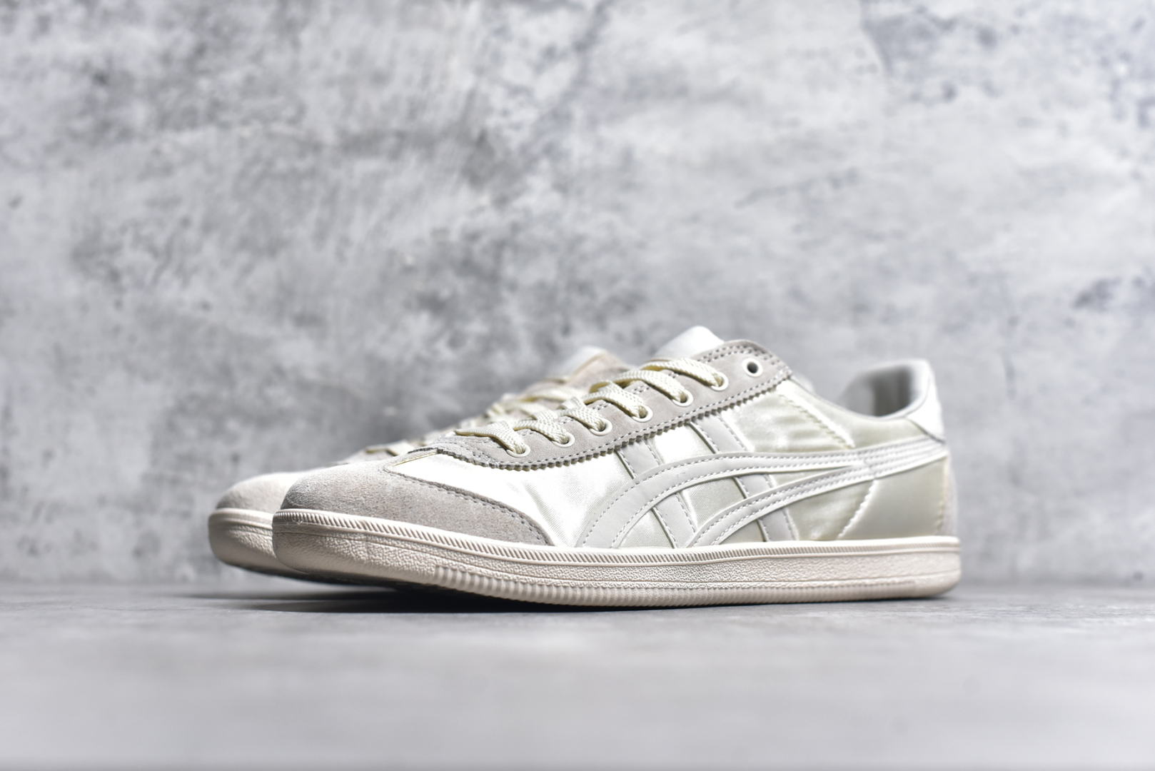 图片[2]-#Asics Onitsuka Tige TOKUTEN 亚瑟士鬼冢虎男女士复古跑鞋街拍潮鞋低帮板鞋经典款中性复古运动鞋 轻盈舒适 时尚与复古与一体 轻盈的款式 适合夏天~简单的设定配合修长的线条 全鞋身均以麖皮打造 散发着日本新一代的潮流品味 无论配衬任何造型都能胜任 Tokuten 精神来自80年代的室内用鞋 T-TOE前足补强设计 环状中底底部结构 橡胶大底元素 防滑耐磨的同时保持着鞋子的轻盈 并提供良好牵引力 脚感柔软舒适 长时间行走也不会觉得脚部不适 经典复刻款 休闲百搭 中性款男女都可穿 尺码：36 37 37.5 38 39 40.5 41.5 42 42.5 43.5 44 45-选品中心