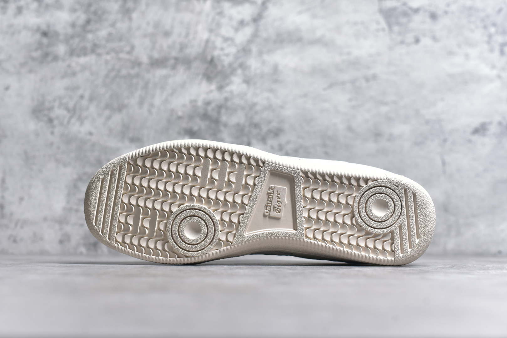 图片[6]-#Asics Onitsuka Tige TOKUTEN 亚瑟士鬼冢虎男女士复古跑鞋街拍潮鞋低帮板鞋经典款中性复古运动鞋 轻盈舒适 时尚与复古与一体 轻盈的款式 适合夏天~简单的设定配合修长的线条 全鞋身均以麖皮打造 散发着日本新一代的潮流品味 无论配衬任何造型都能胜任 Tokuten 精神来自80年代的室内用鞋 T-TOE前足补强设计 环状中底底部结构 橡胶大底元素 防滑耐磨的同时保持着鞋子的轻盈 并提供良好牵引力 脚感柔软舒适 长时间行走也不会觉得脚部不适 经典复刻款 休闲百搭 中性款男女都可穿 尺码：36 37 37.5 38 39 40.5 41.5 42 42.5 43.5 44 45-选品中心