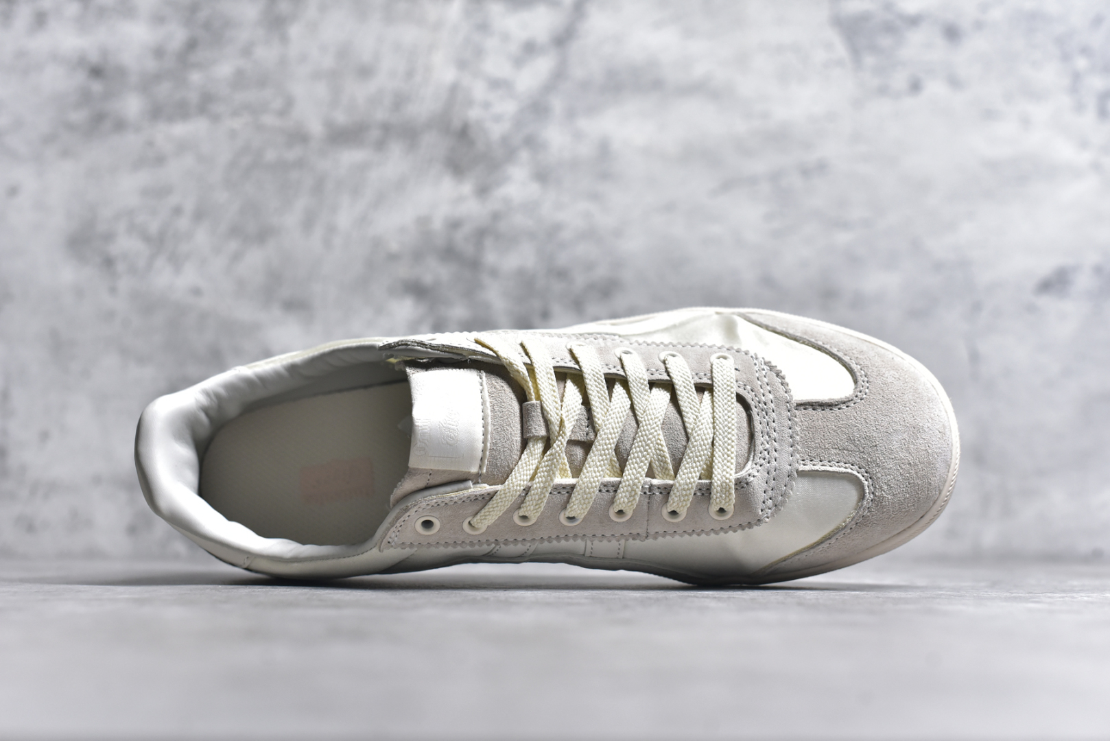 图片[4]-#Asics Onitsuka Tige TOKUTEN 亚瑟士鬼冢虎男女士复古跑鞋街拍潮鞋低帮板鞋经典款中性复古运动鞋 轻盈舒适 时尚与复古与一体 轻盈的款式 适合夏天~简单的设定配合修长的线条 全鞋身均以麖皮打造 散发着日本新一代的潮流品味 无论配衬任何造型都能胜任 Tokuten 精神来自80年代的室内用鞋 T-TOE前足补强设计 环状中底底部结构 橡胶大底元素 防滑耐磨的同时保持着鞋子的轻盈 并提供良好牵引力 脚感柔软舒适 长时间行走也不会觉得脚部不适 经典复刻款 休闲百搭 中性款男女都可穿 尺码：36 37 37.5 38 39 40.5 41.5 42 42.5 43.5 44 45-选品中心
