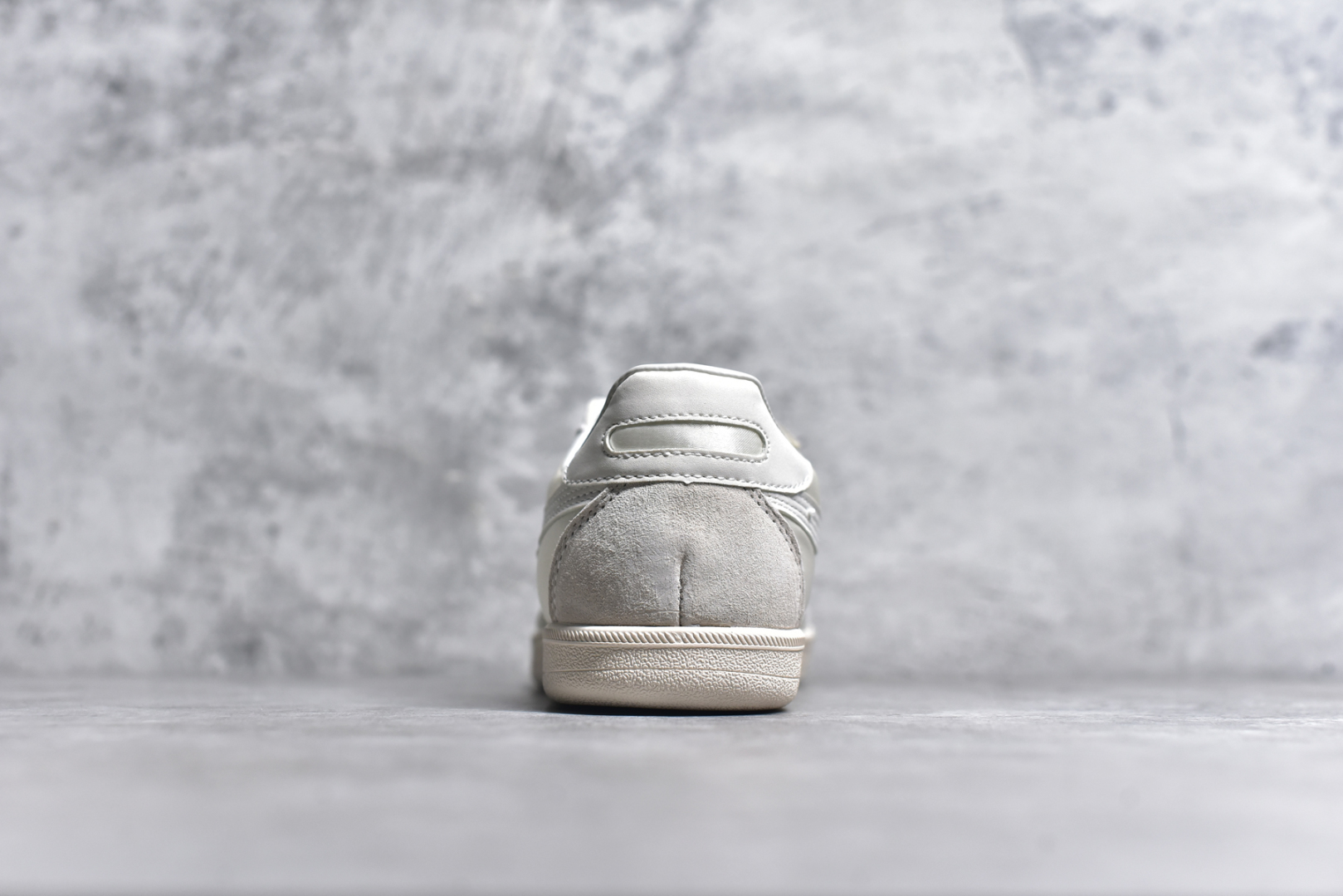 图片[5]-#Asics Onitsuka Tige TOKUTEN 亚瑟士鬼冢虎男女士复古跑鞋街拍潮鞋低帮板鞋经典款中性复古运动鞋 轻盈舒适 时尚与复古与一体 轻盈的款式 适合夏天~简单的设定配合修长的线条 全鞋身均以麖皮打造 散发着日本新一代的潮流品味 无论配衬任何造型都能胜任 Tokuten 精神来自80年代的室内用鞋 T-TOE前足补强设计 环状中底底部结构 橡胶大底元素 防滑耐磨的同时保持着鞋子的轻盈 并提供良好牵引力 脚感柔软舒适 长时间行走也不会觉得脚部不适 经典复刻款 休闲百搭 中性款男女都可穿 尺码：36 37 37.5 38 39 40.5 41.5 42 42.5 43.5 44 45-选品中心